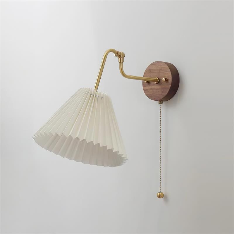 Aplique de pared vintage de latón y nogal con pantalla de tela plisada