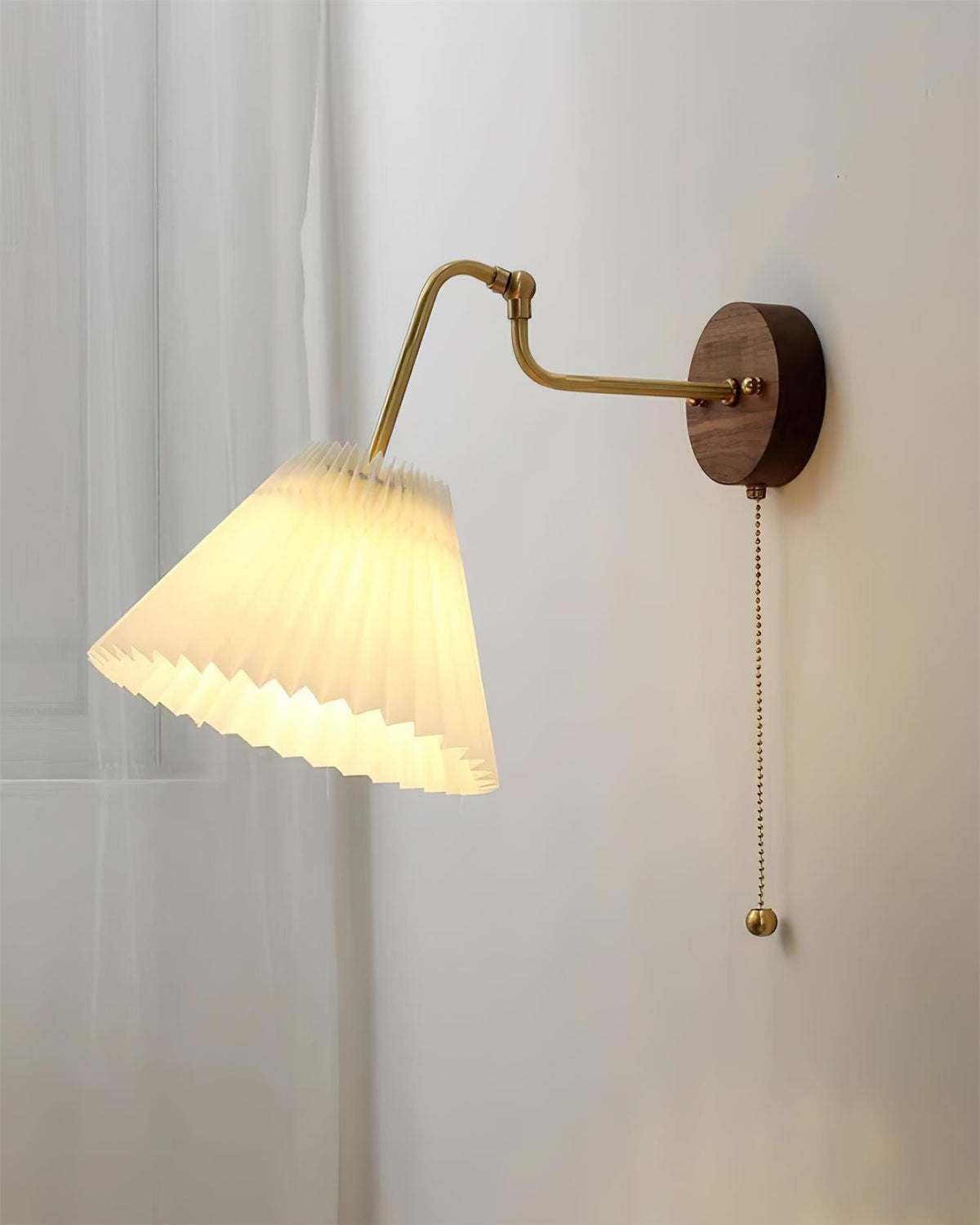 Aplique de pared vintage de latón y nogal con pantalla de tela plisada