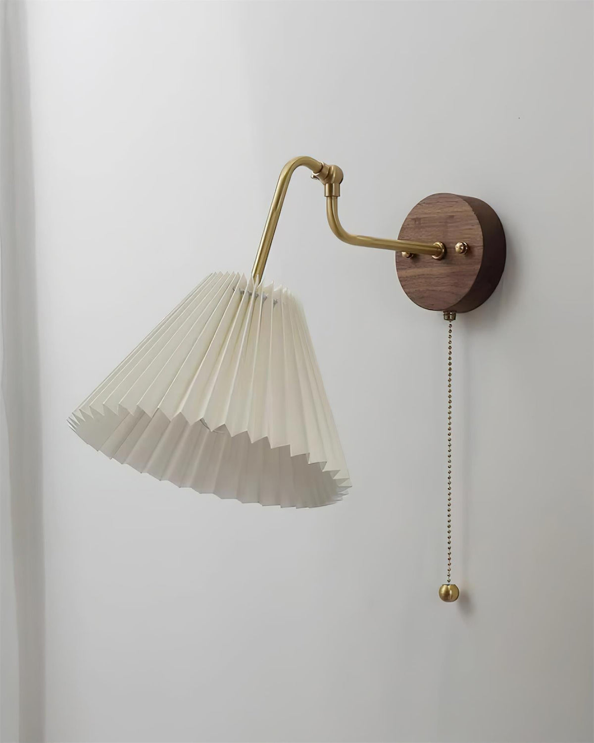 Aplique de pared vintage de latón y nogal con pantalla de tela plisada