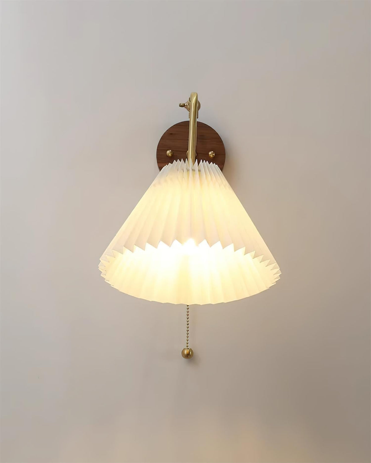 Aplique de pared vintage de latón y nogal con pantalla de tela plisada