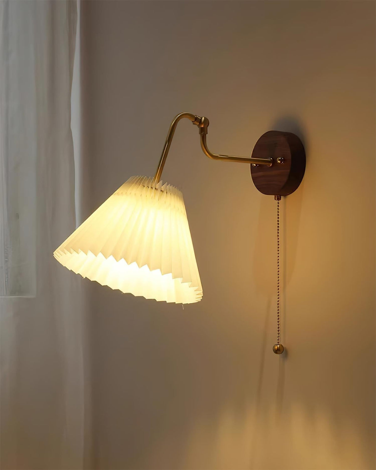 Aplique de pared vintage de latón y nogal con pantalla de tela plisada