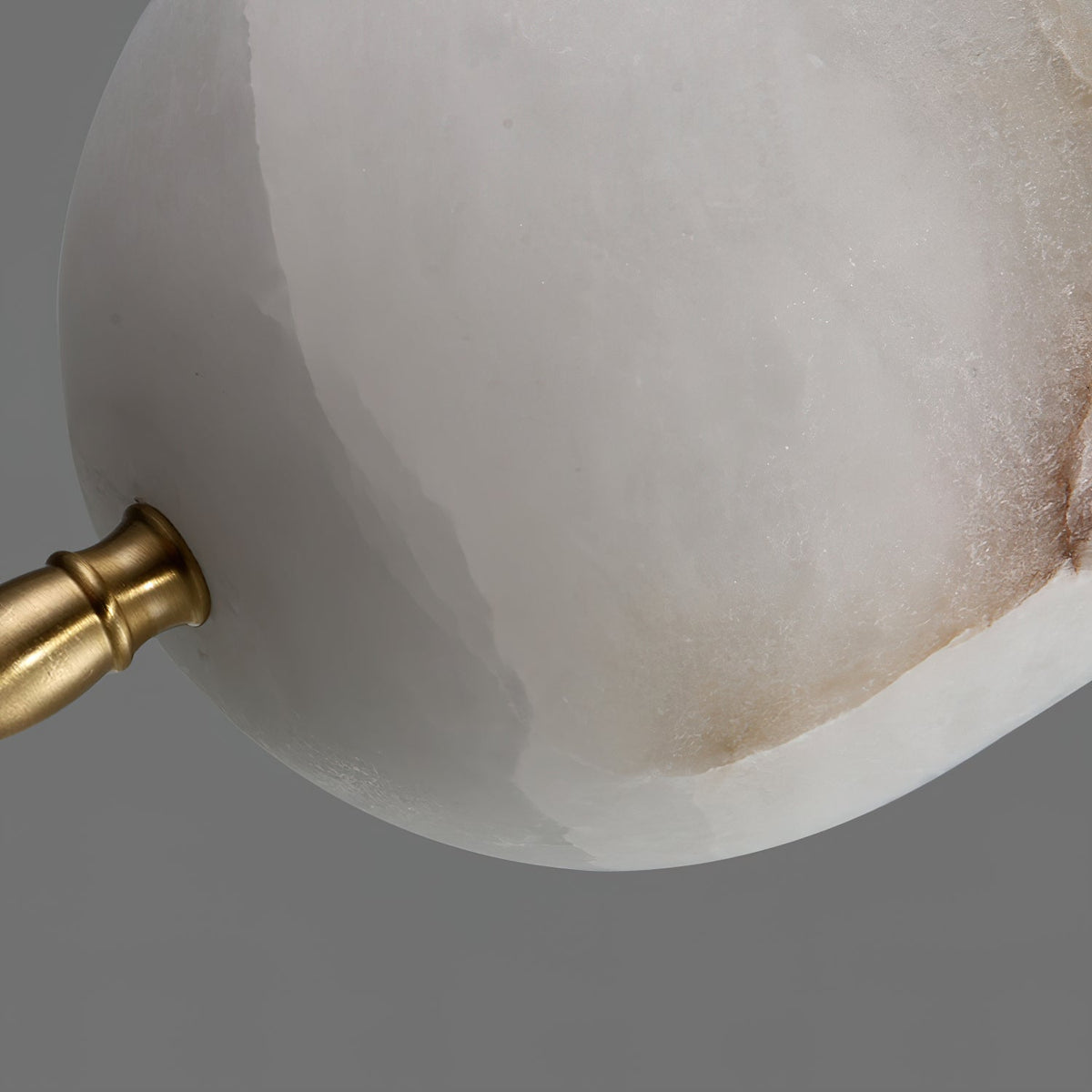 Himinuvye lámpara colgante minimalista de bolus en latón con sombra de alabastro
