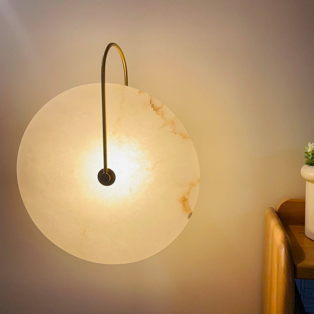 Albeenne aplique de pared con globo de alabastro