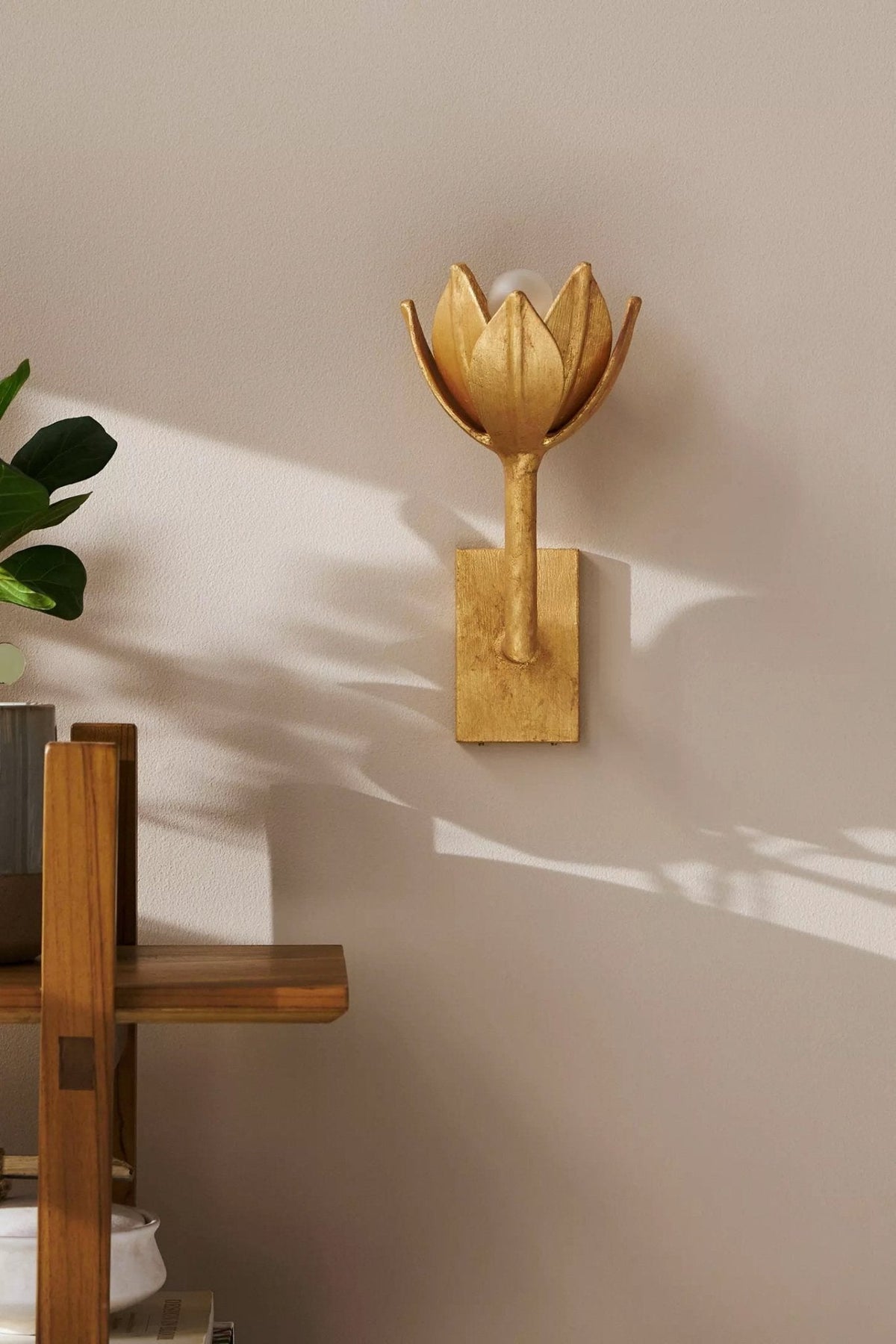 Clira aplique de pared Lotus floración en latón