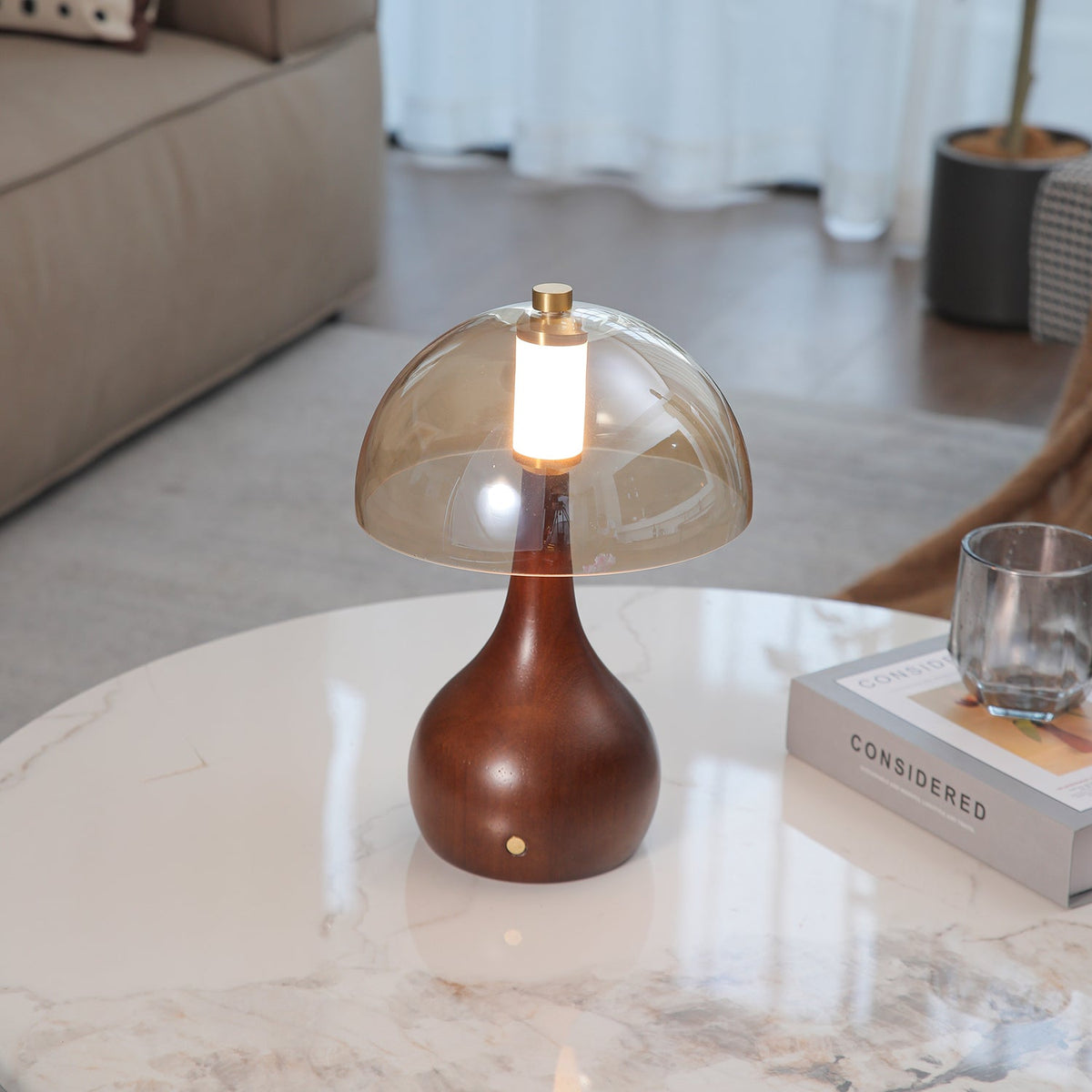 Aurae lámpara de mesa moderna de madera y vidrio