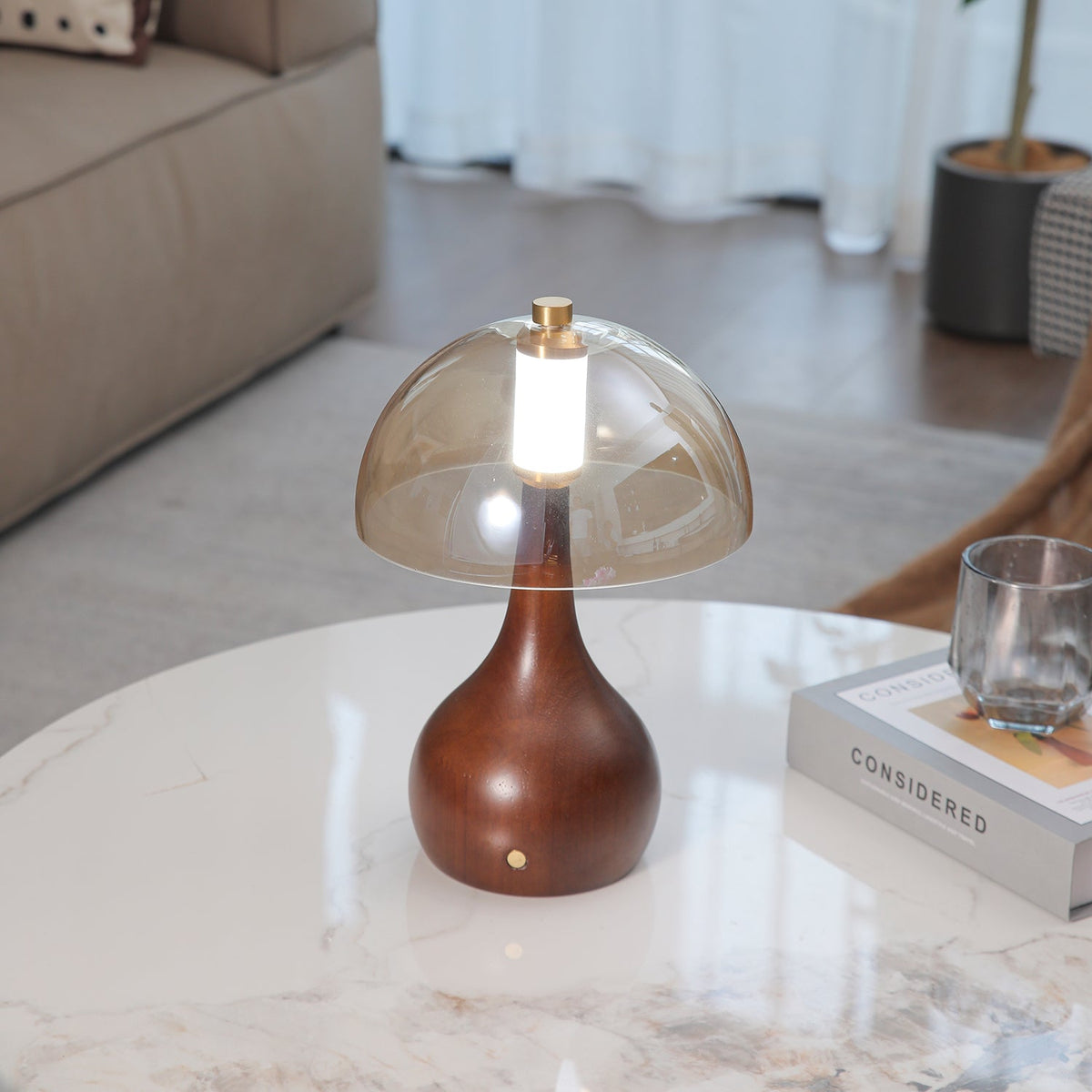 Aurae lámpara de mesa moderna de madera y vidrio