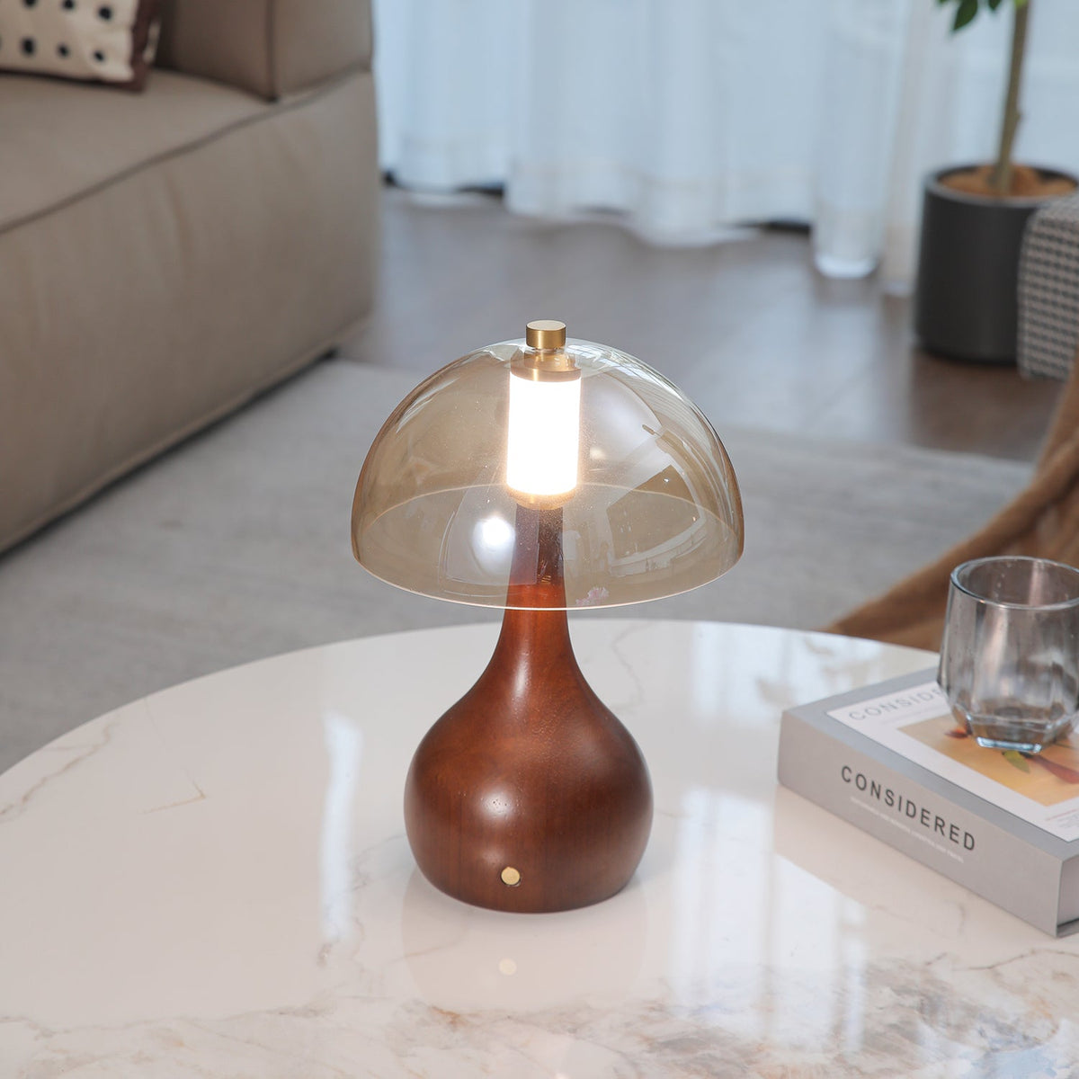 Aurae lámpara de mesa moderna de madera y vidrio