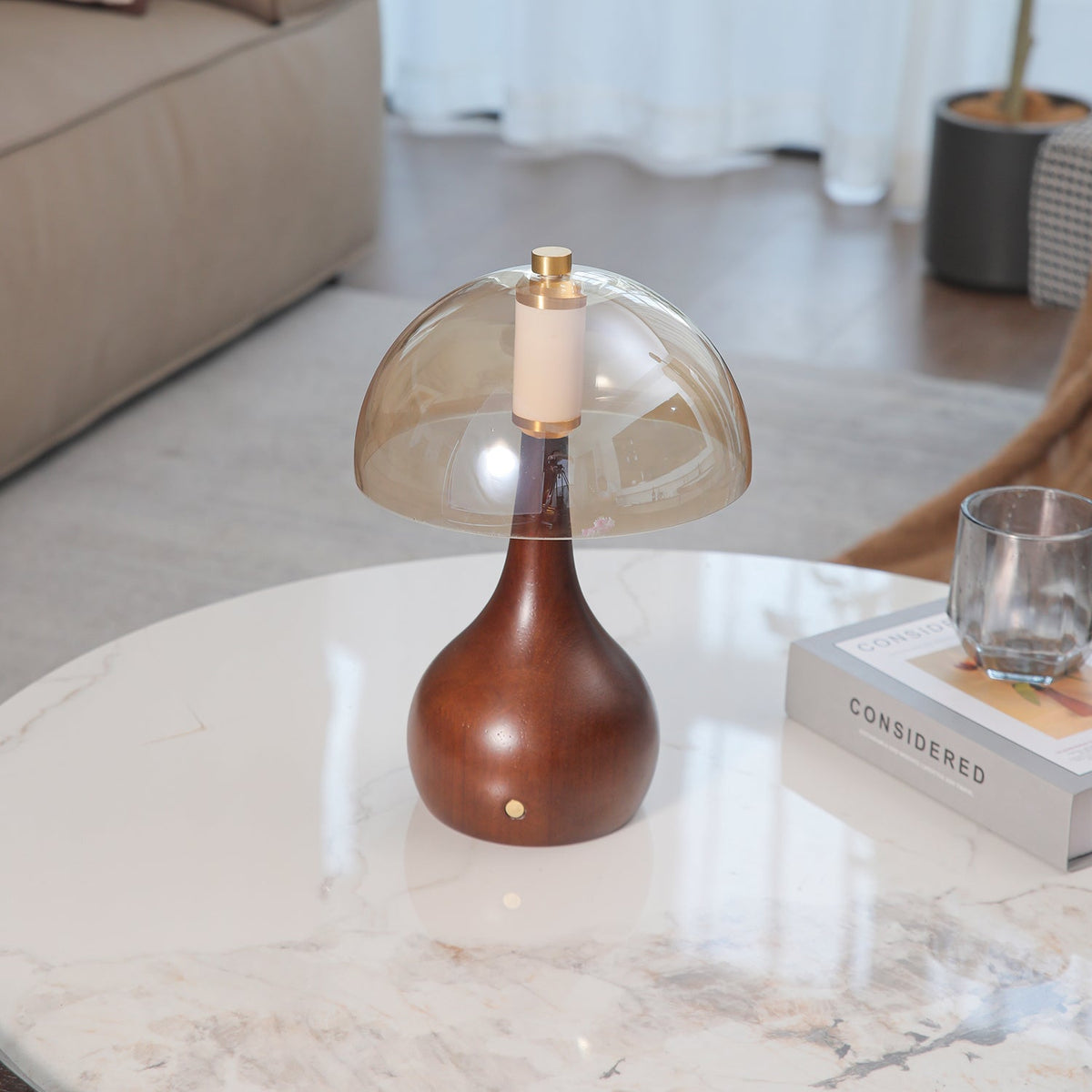 Aurae lámpara de mesa moderna de madera y vidrio
