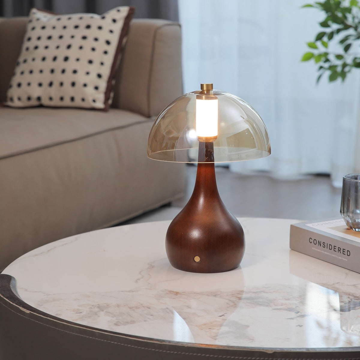Aurae lámpara de mesa moderna de madera y vidrio