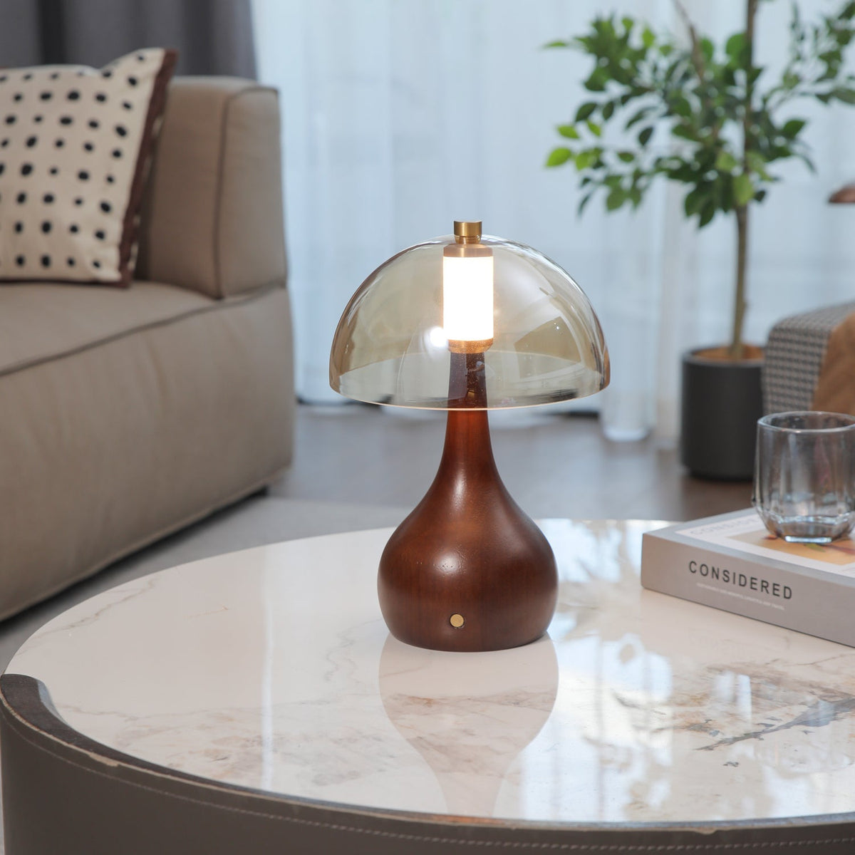 Aurae lámpara de mesa moderna de madera y vidrio