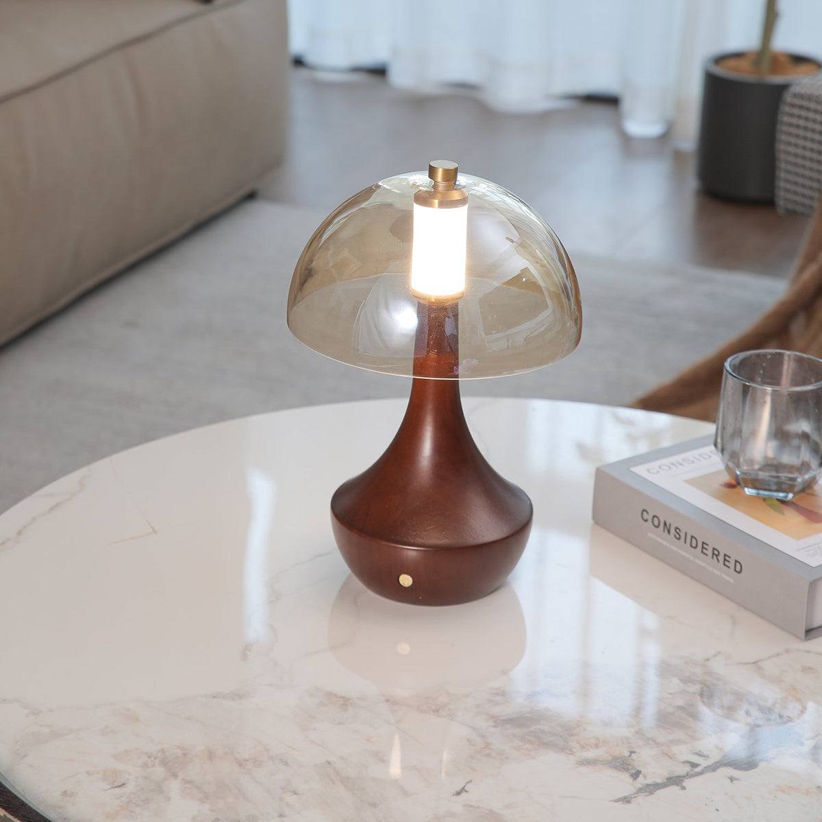 Aurae lámpara de mesa moderna de madera y vidrio