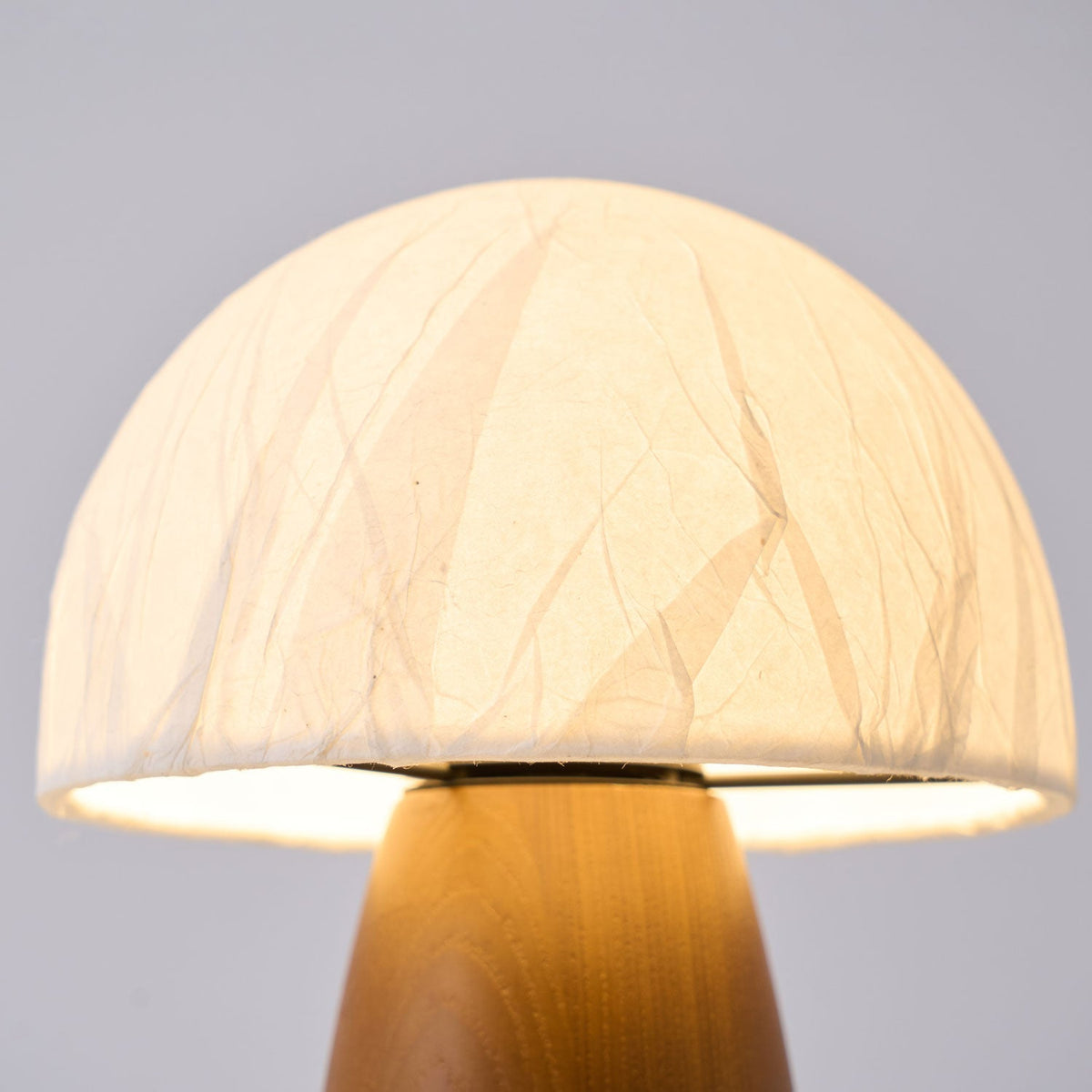Nimbus lámpara de mesa de madera y tela