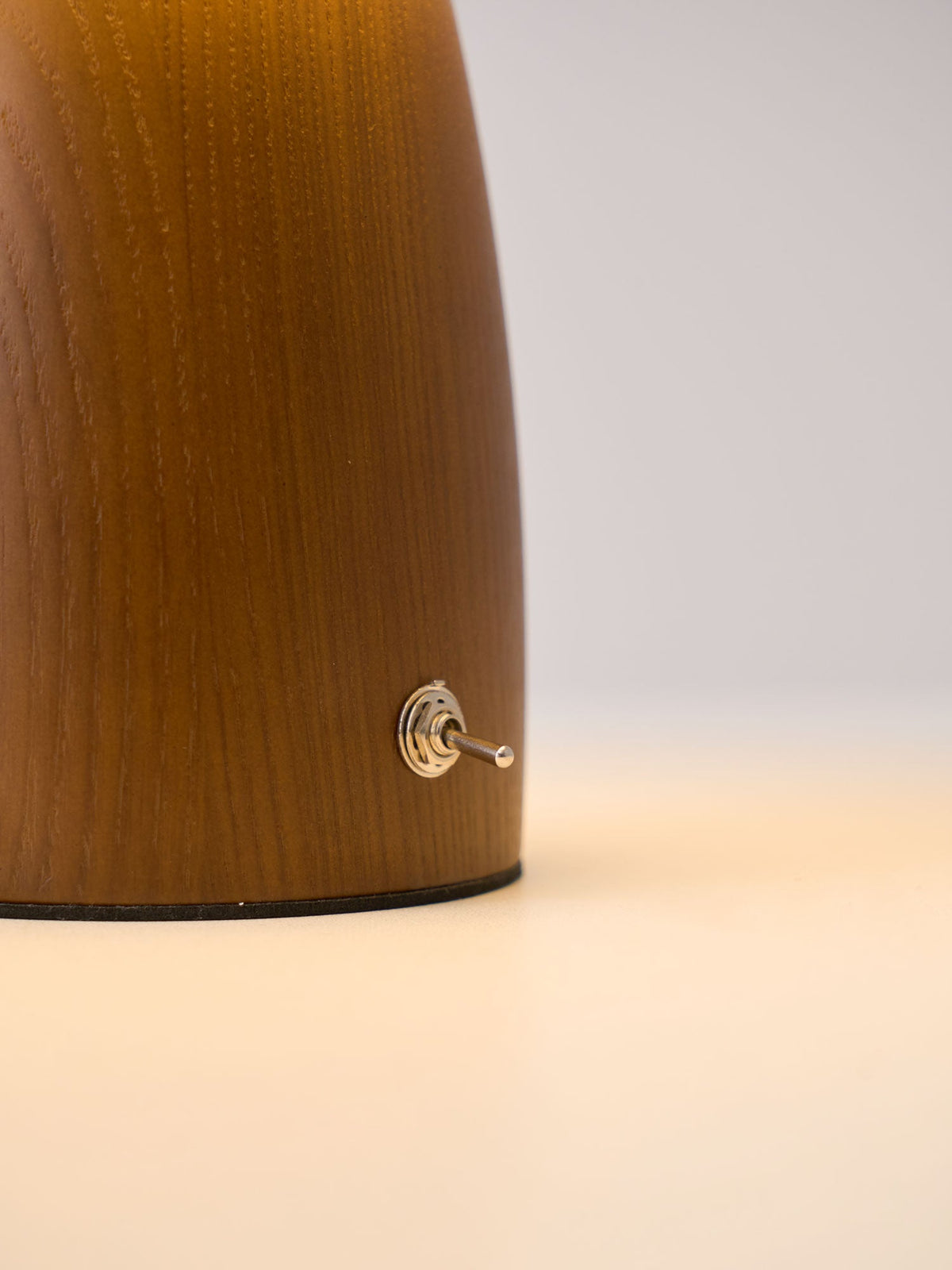 Nimbus lámpara de mesa de madera y tela