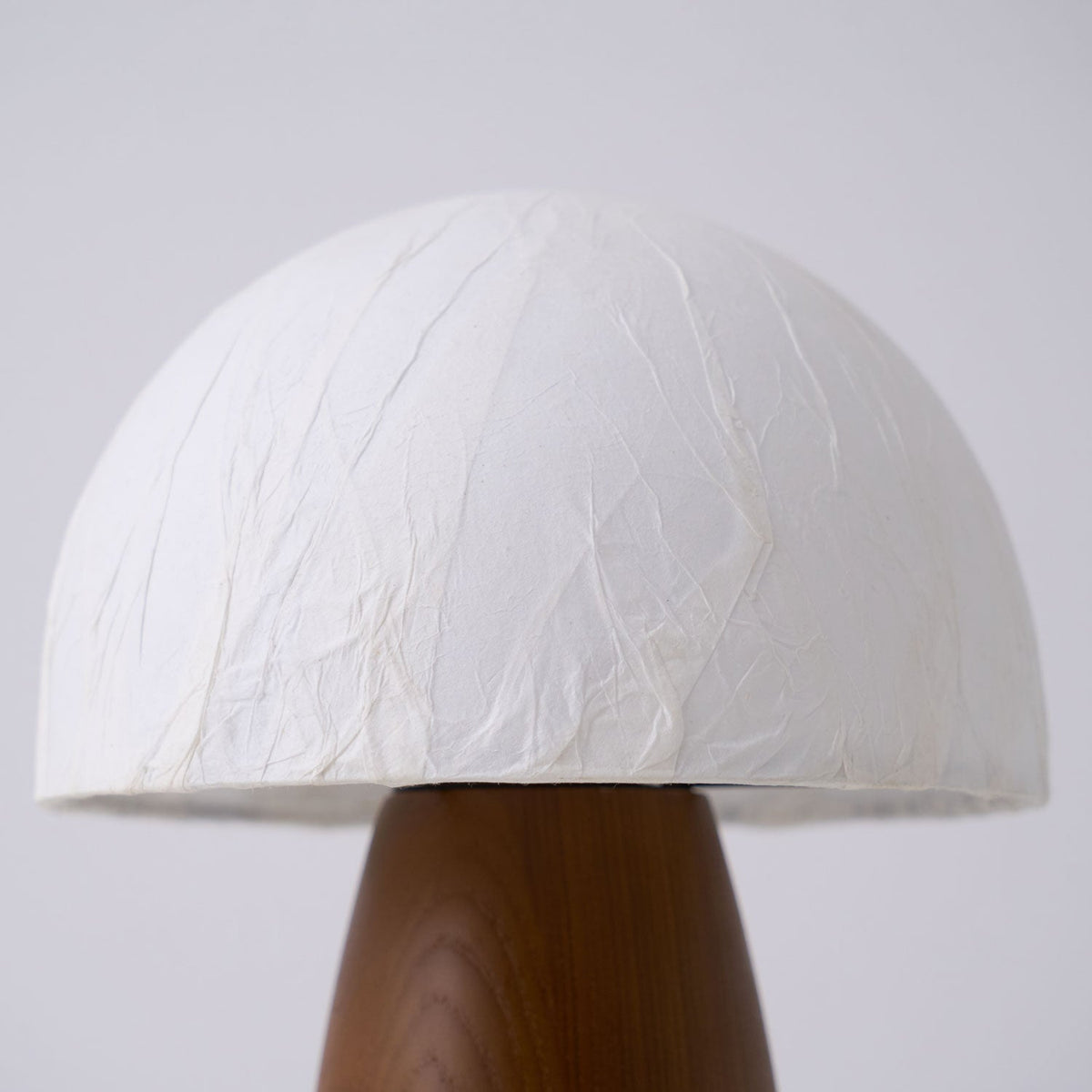 Nimbus lámpara de mesa de madera y tela