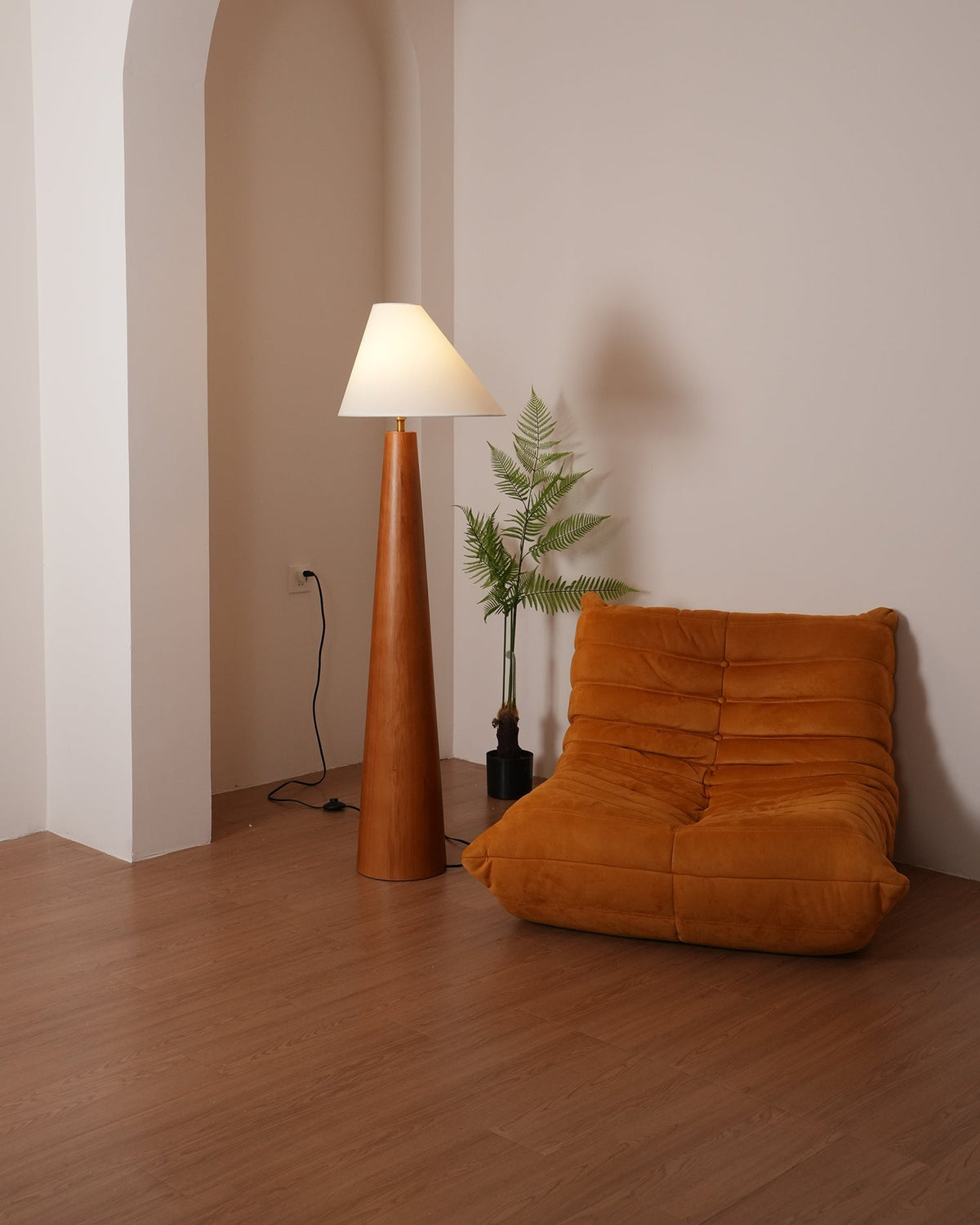 Pinnacle lámpara de pie minimalista de madera