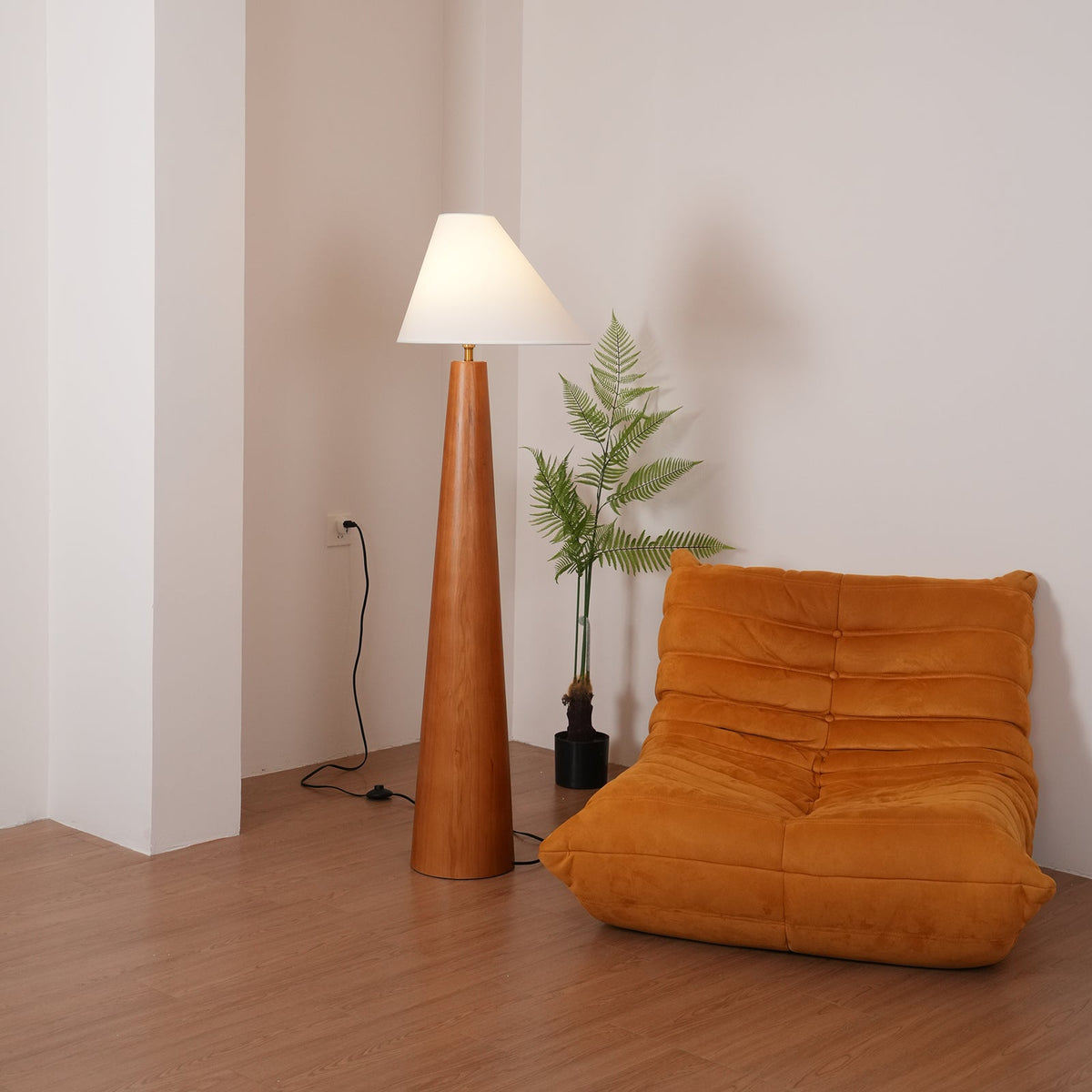 Pinnacle lámpara de pie minimalista de madera