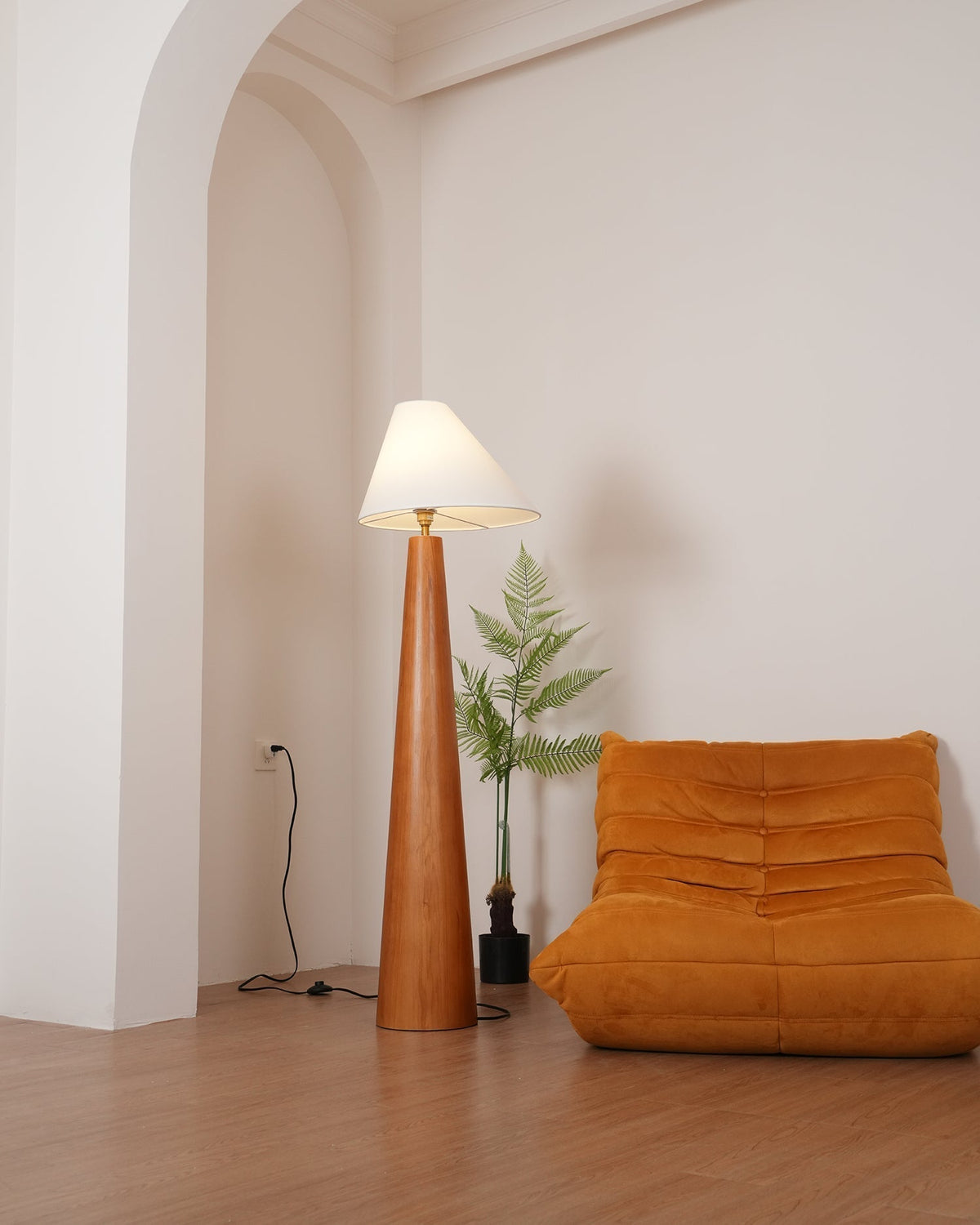 Pinnacle lámpara de pie minimalista de madera