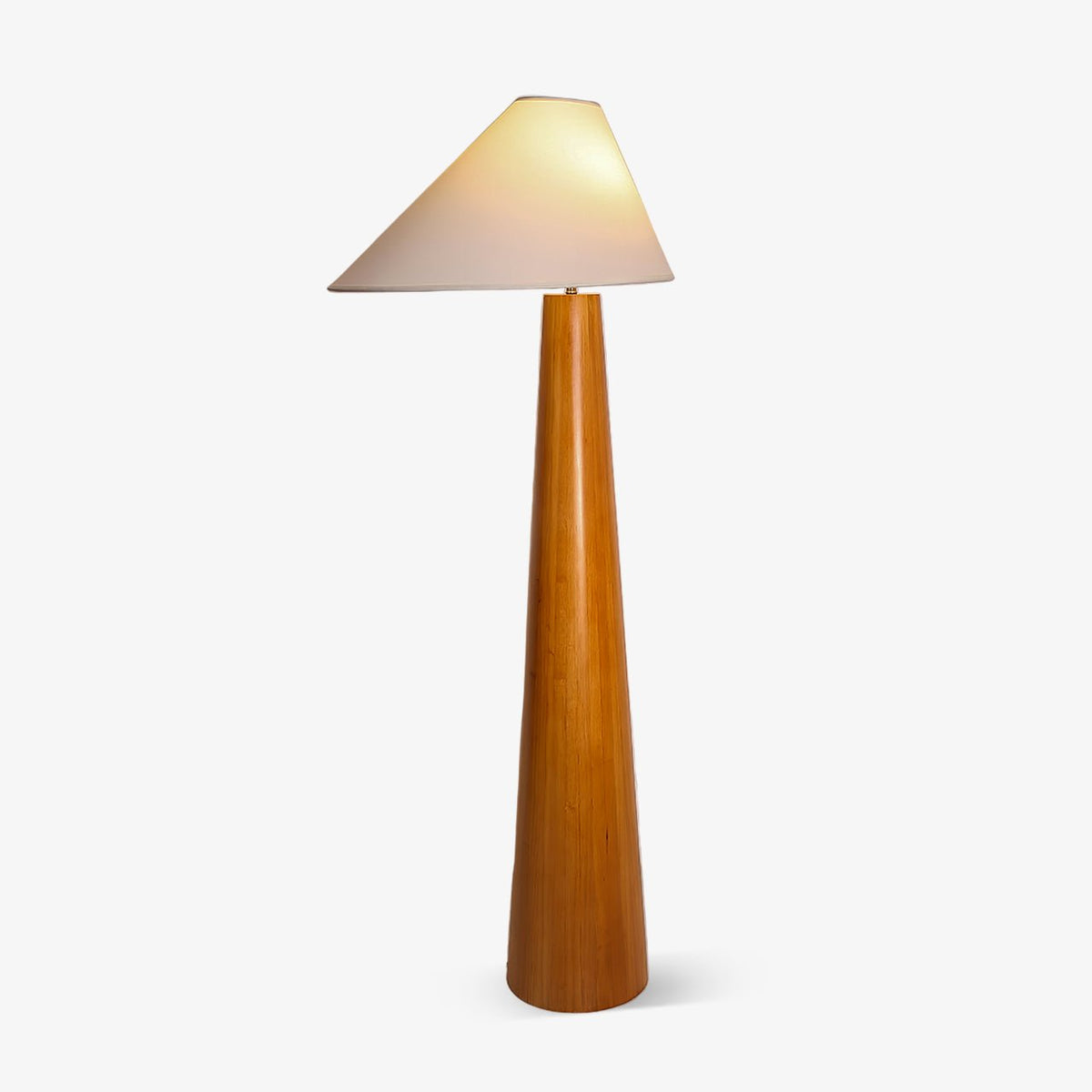 Pinnacle lámpara de pie minimalista de madera