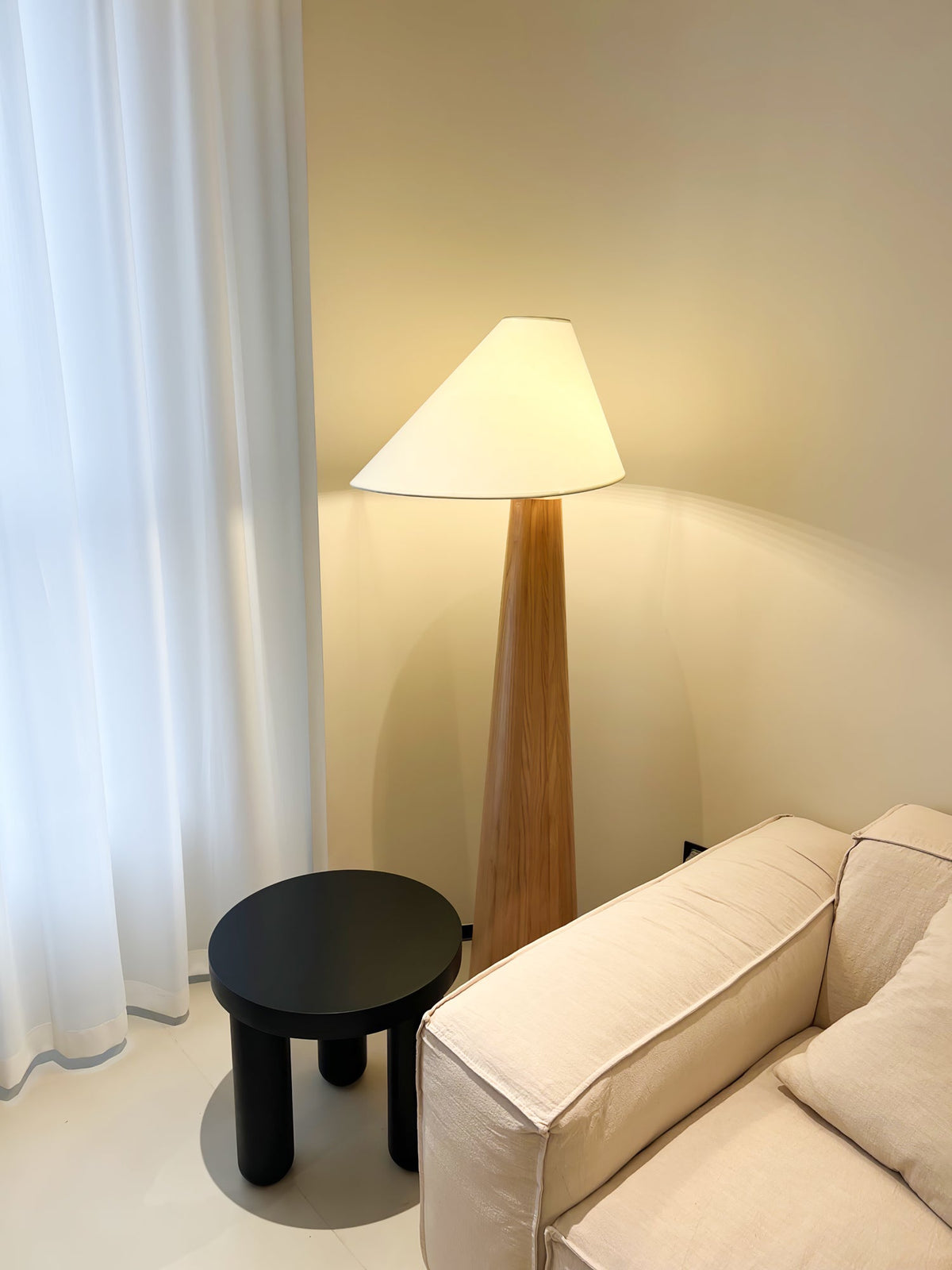 Pinnacle lámpara de pie minimalista de madera