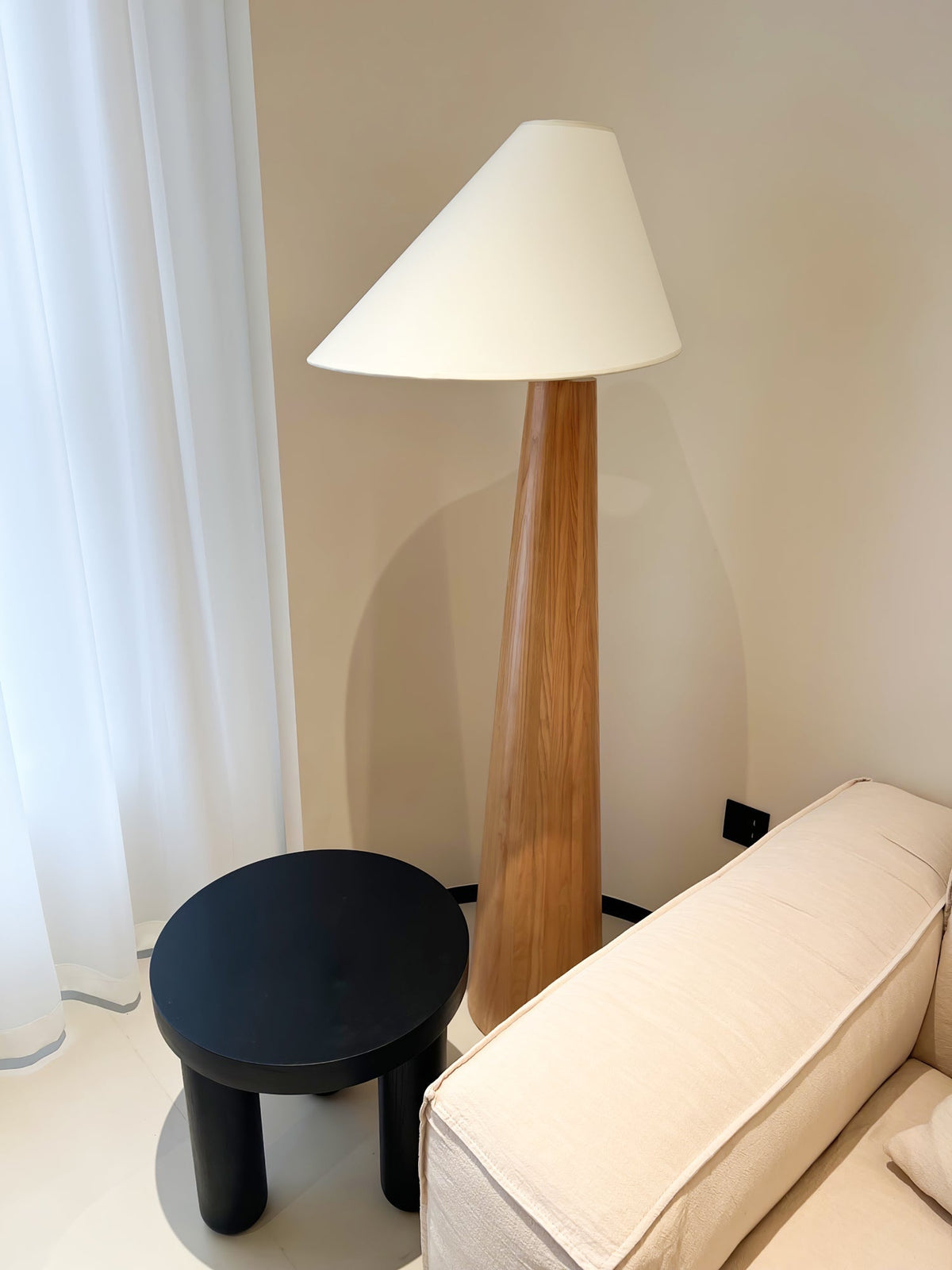 Pinnacle lámpara de pie minimalista de madera