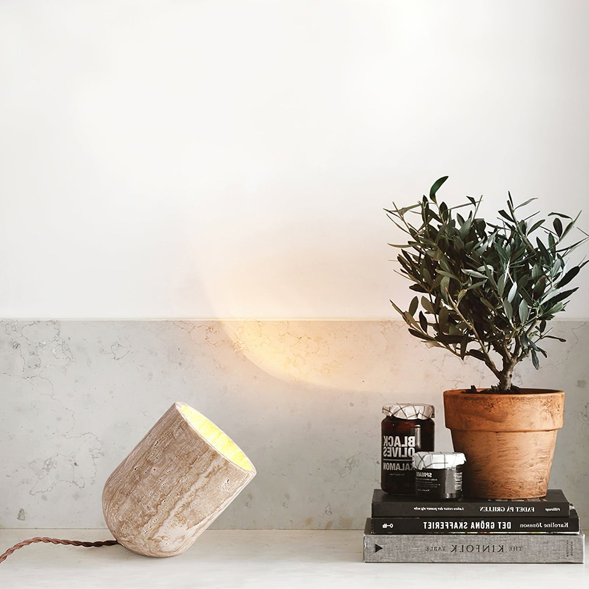 Valuaine lámpara de mesa travertino Tapered Block