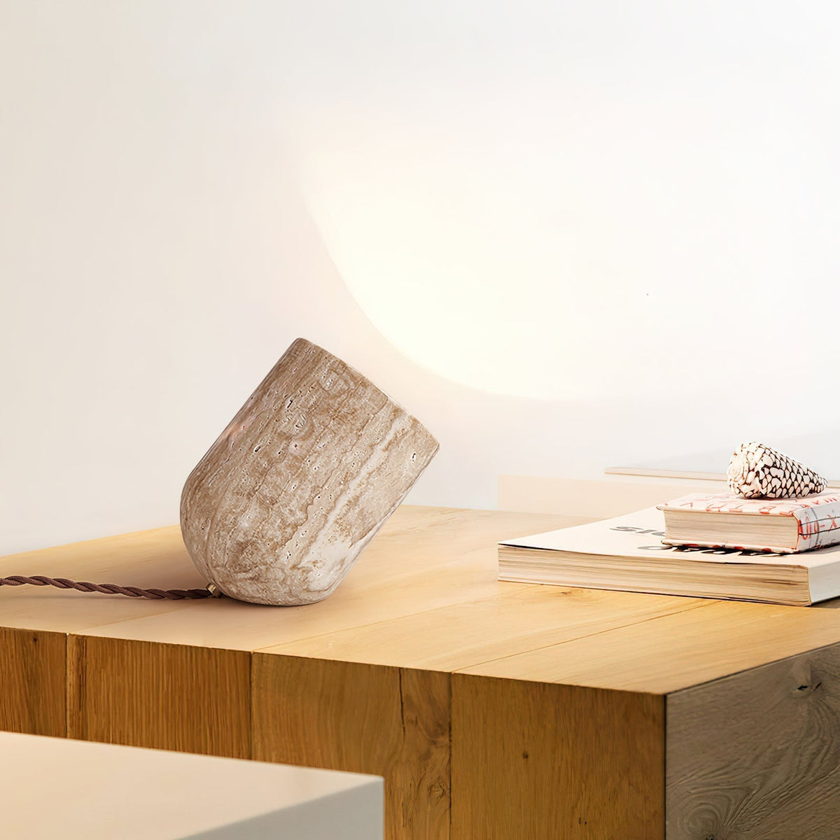 Valuaine lámpara de mesa travertino Tapered Block