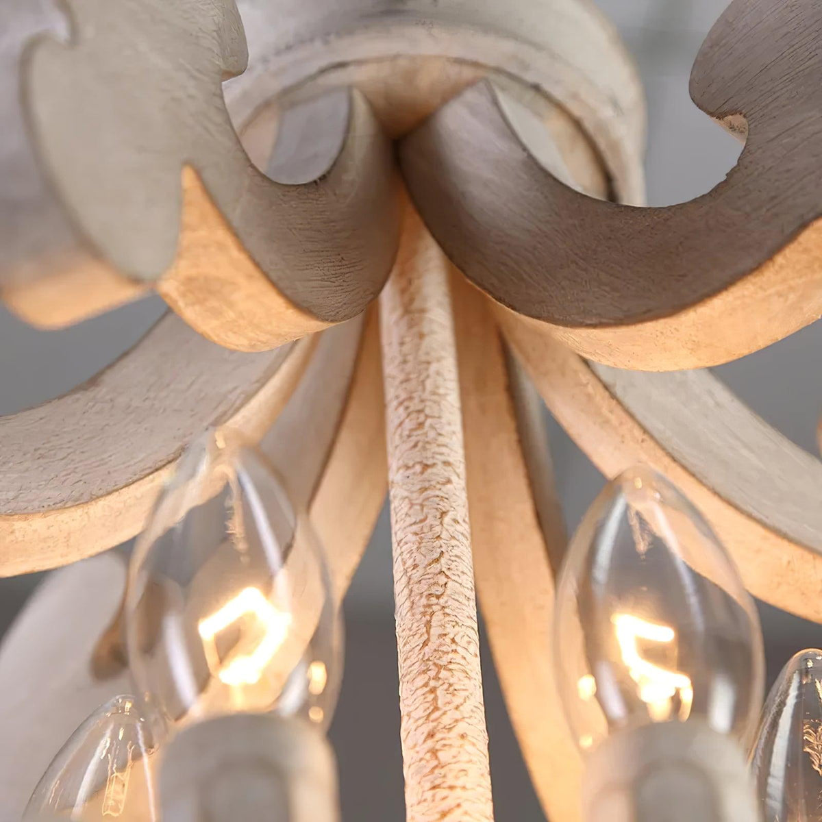 Rinaian lámpara de araña con scroll en madera blanqueada rústica
