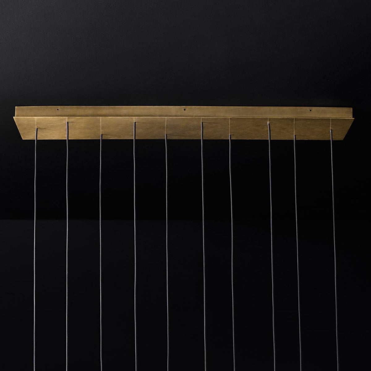 Lámpara de araña minimalista con sombras de cristal y latón pulido