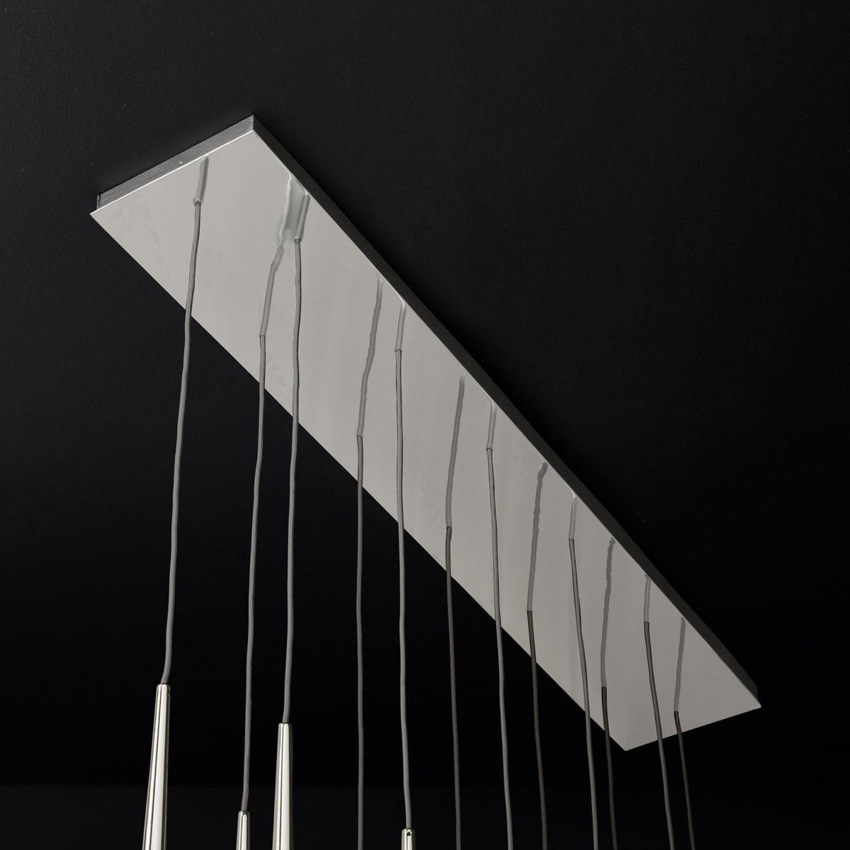 Lámpara de araña minimalista con sombras de cristal y latón pulido