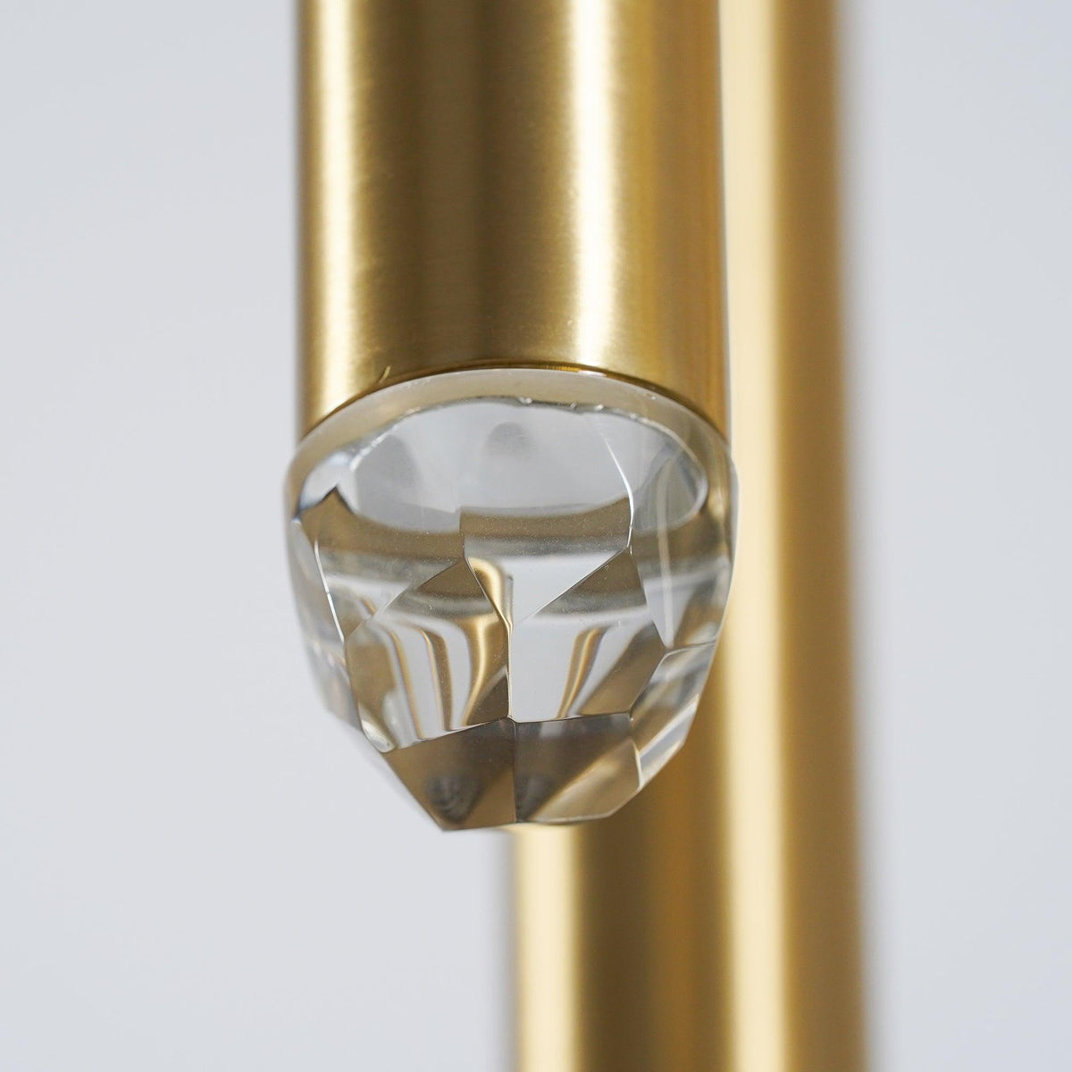 Lámpara de araña minimalista con sombras de cristal y latón pulido