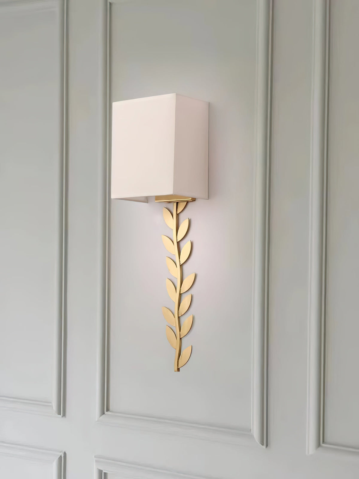 Plotuvyo aplique de pared moderno minimalista Grove de metal, latón y tela