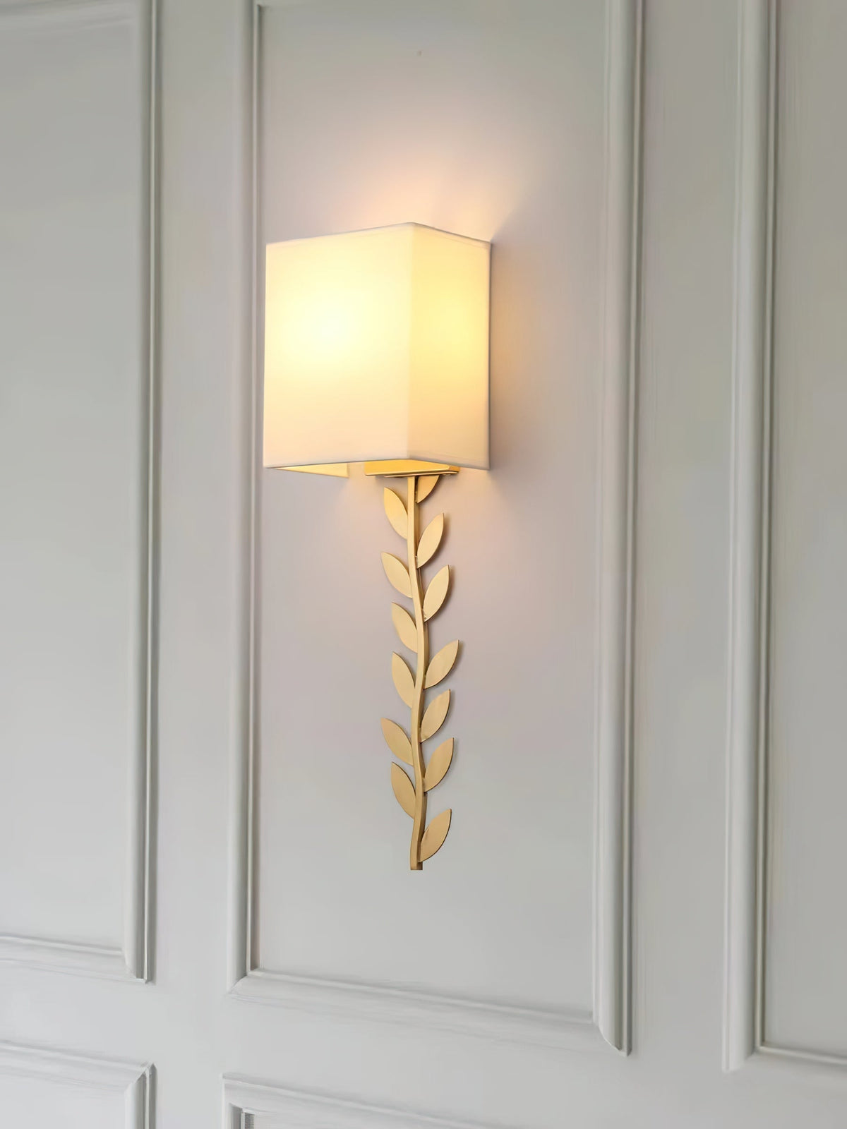 Plotuvyo aplique de pared moderno minimalista Grove de metal, latón y tela