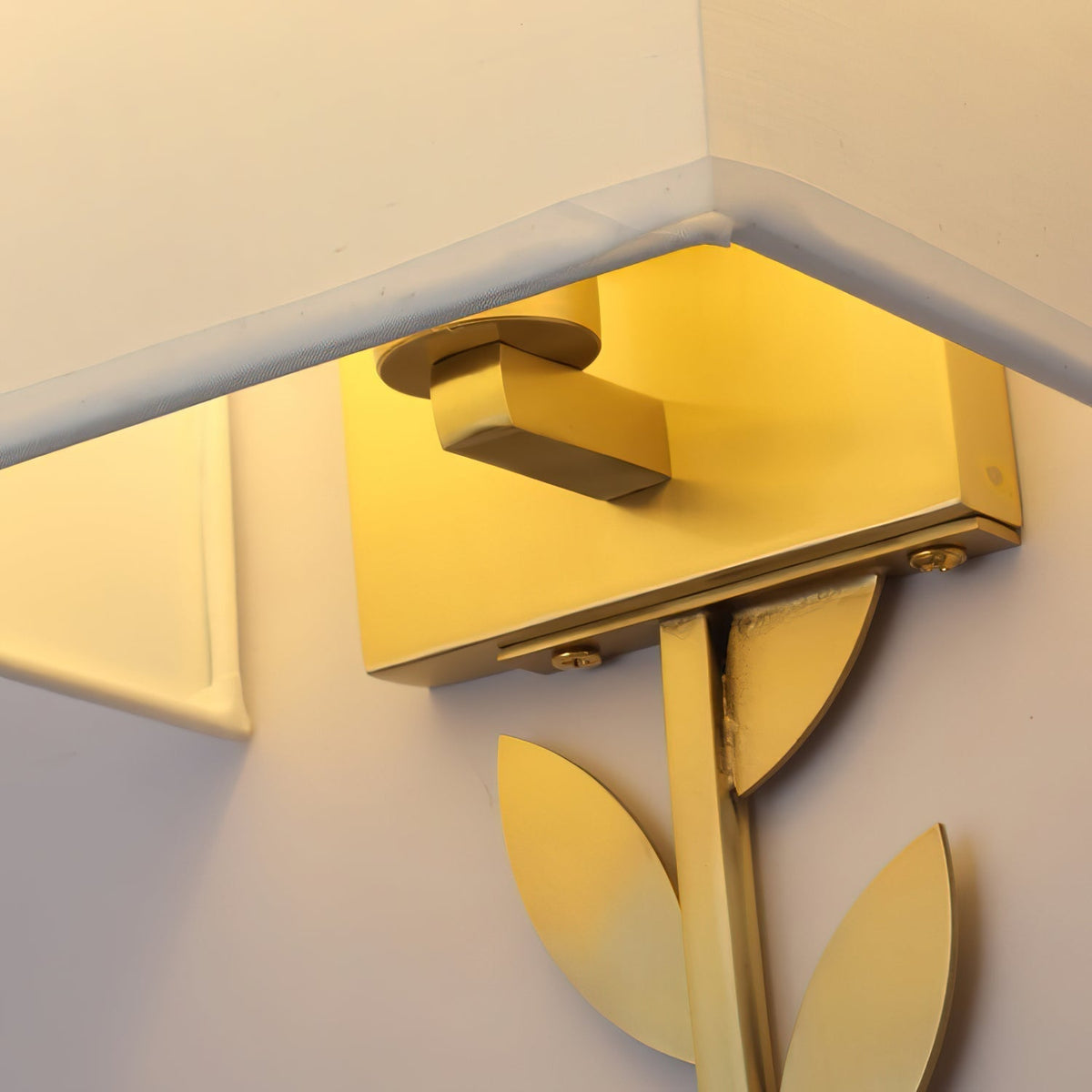 Plotuvyo aplique de pared moderno minimalista Grove de metal, latón y tela