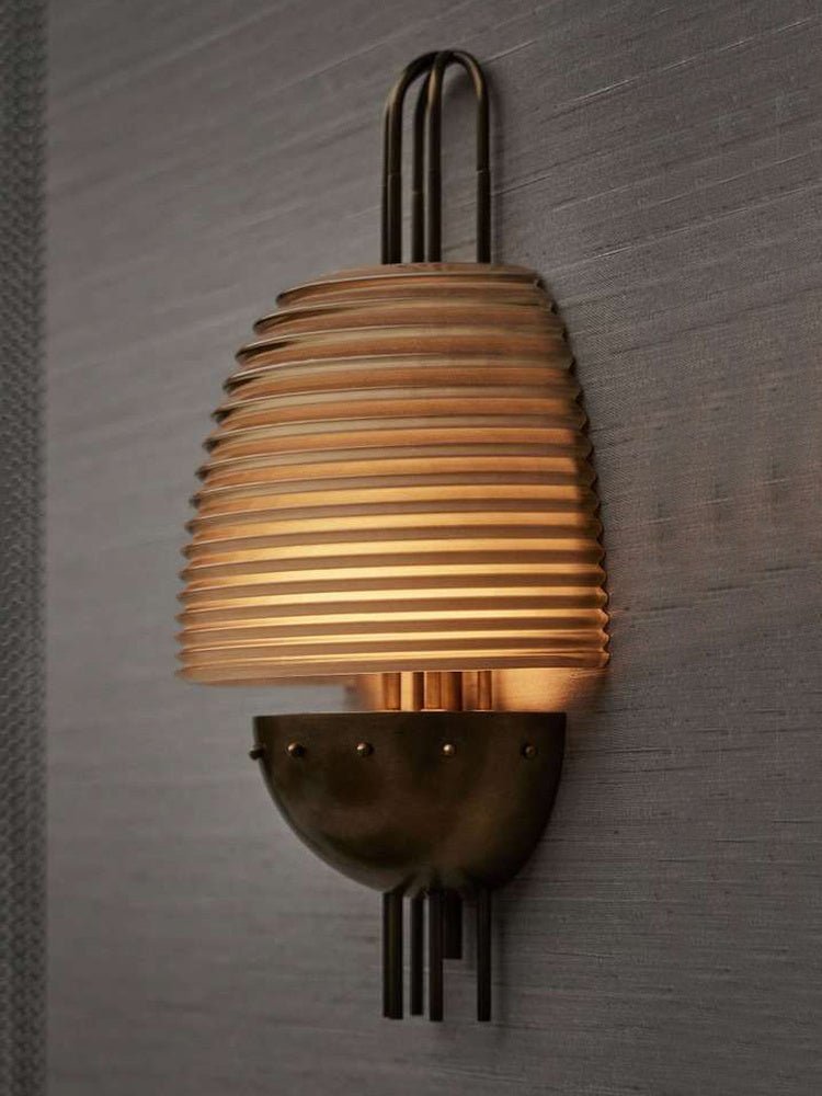 Brys aplique de pared industrial con textura en latón