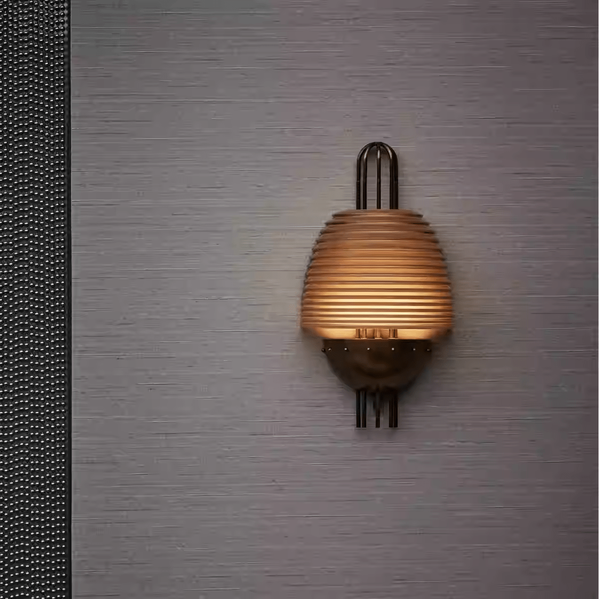 Brys aplique de pared industrial con textura en latón