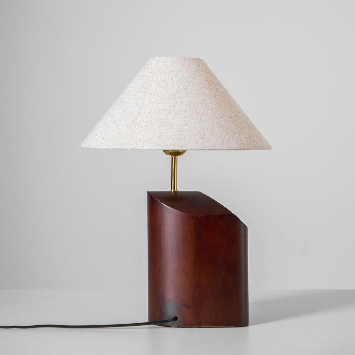 Halene lámpara de mesa de madera y tejido
