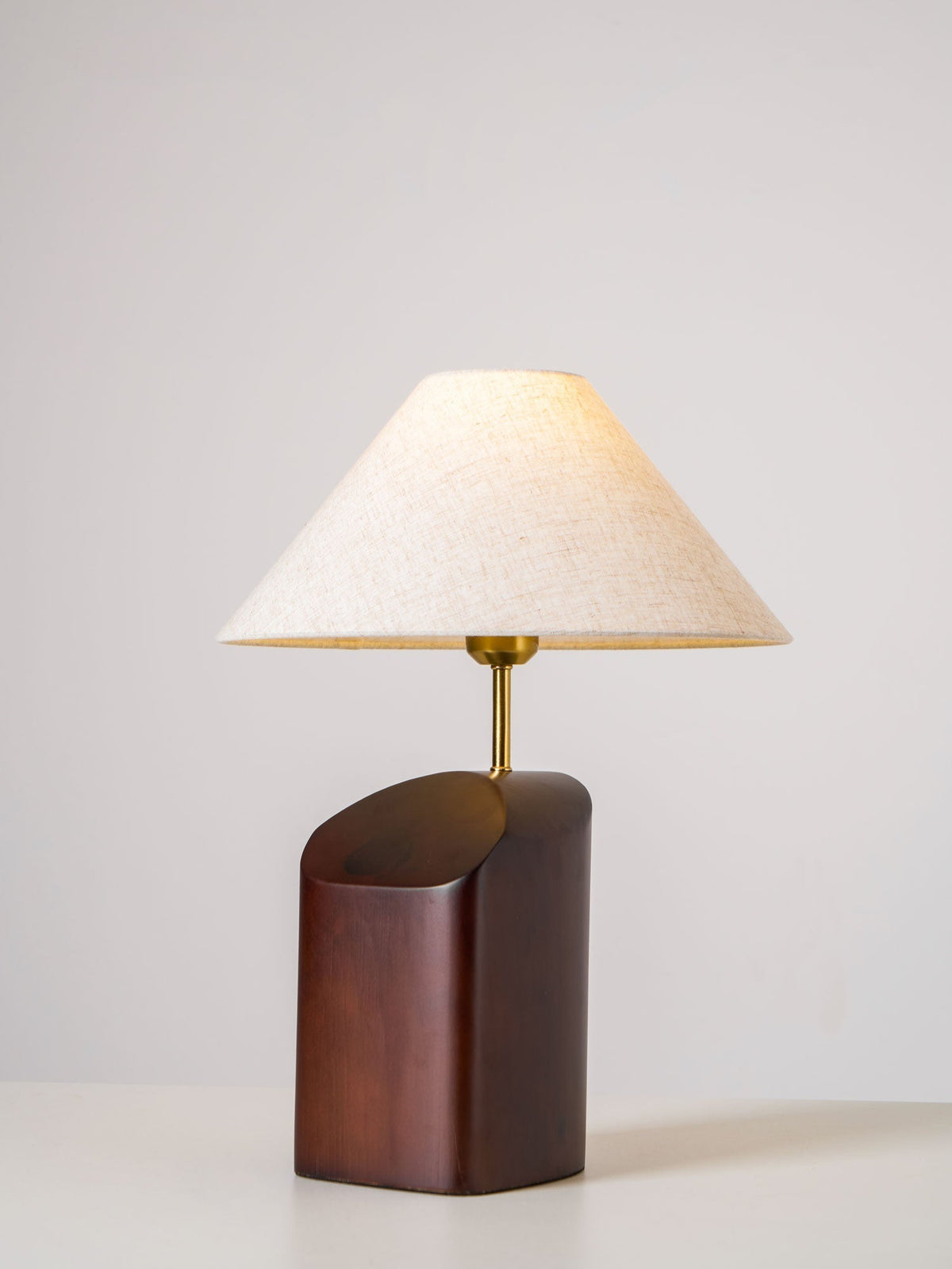 Halene lámpara de mesa de madera y tejido