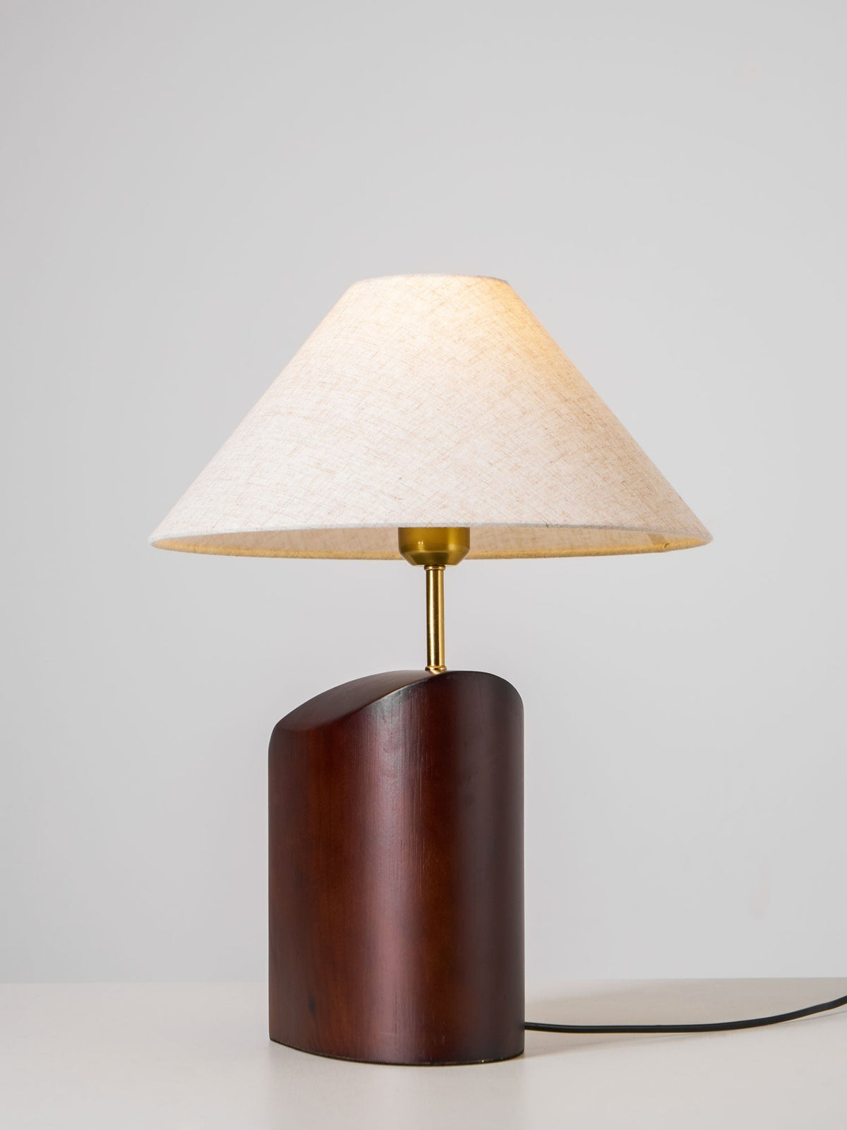 Halene lámpara de mesa de madera y tejido