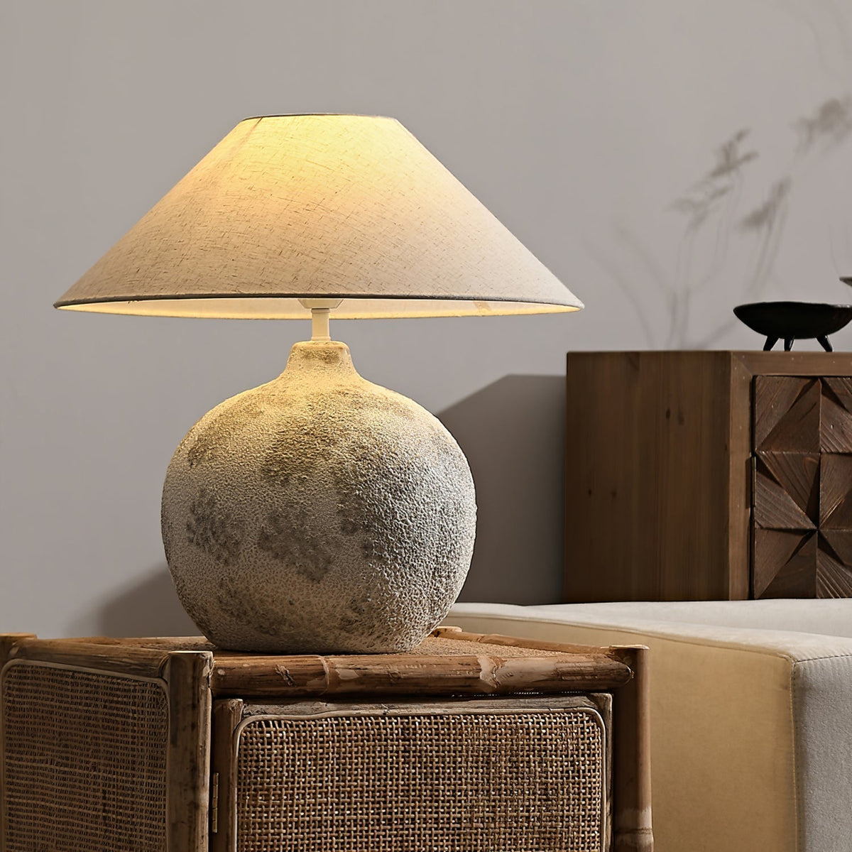 Riona lámpara de mesa de cerámica y tejido natural beige