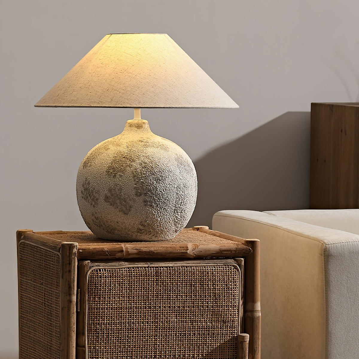 Riona lámpara de mesa de cerámica y tejido natural beige