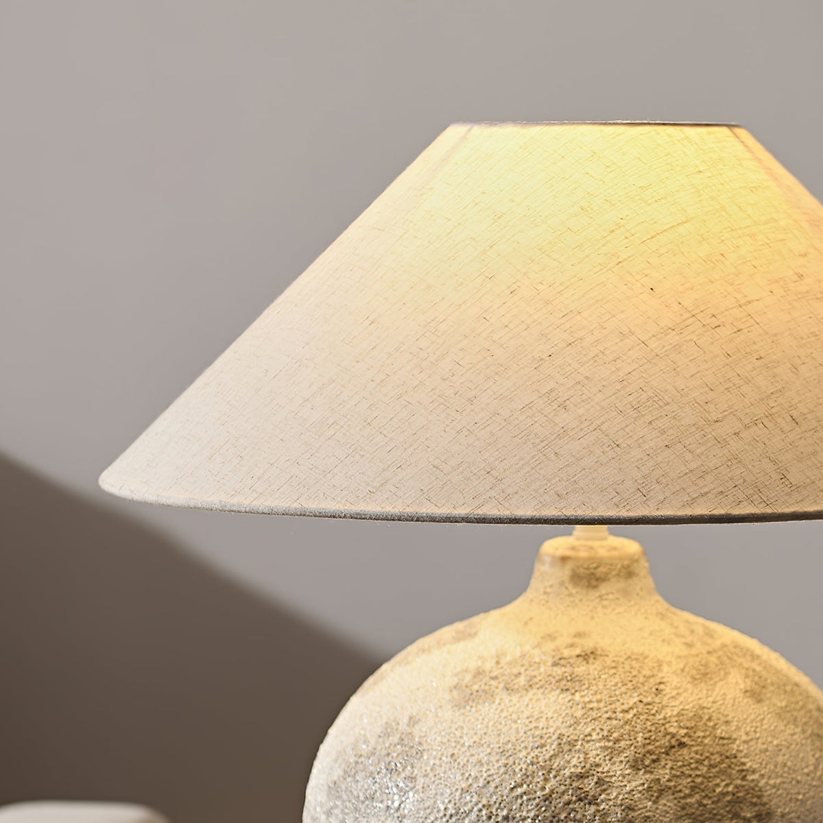 Riona lámpara de mesa de cerámica y tejido natural beige