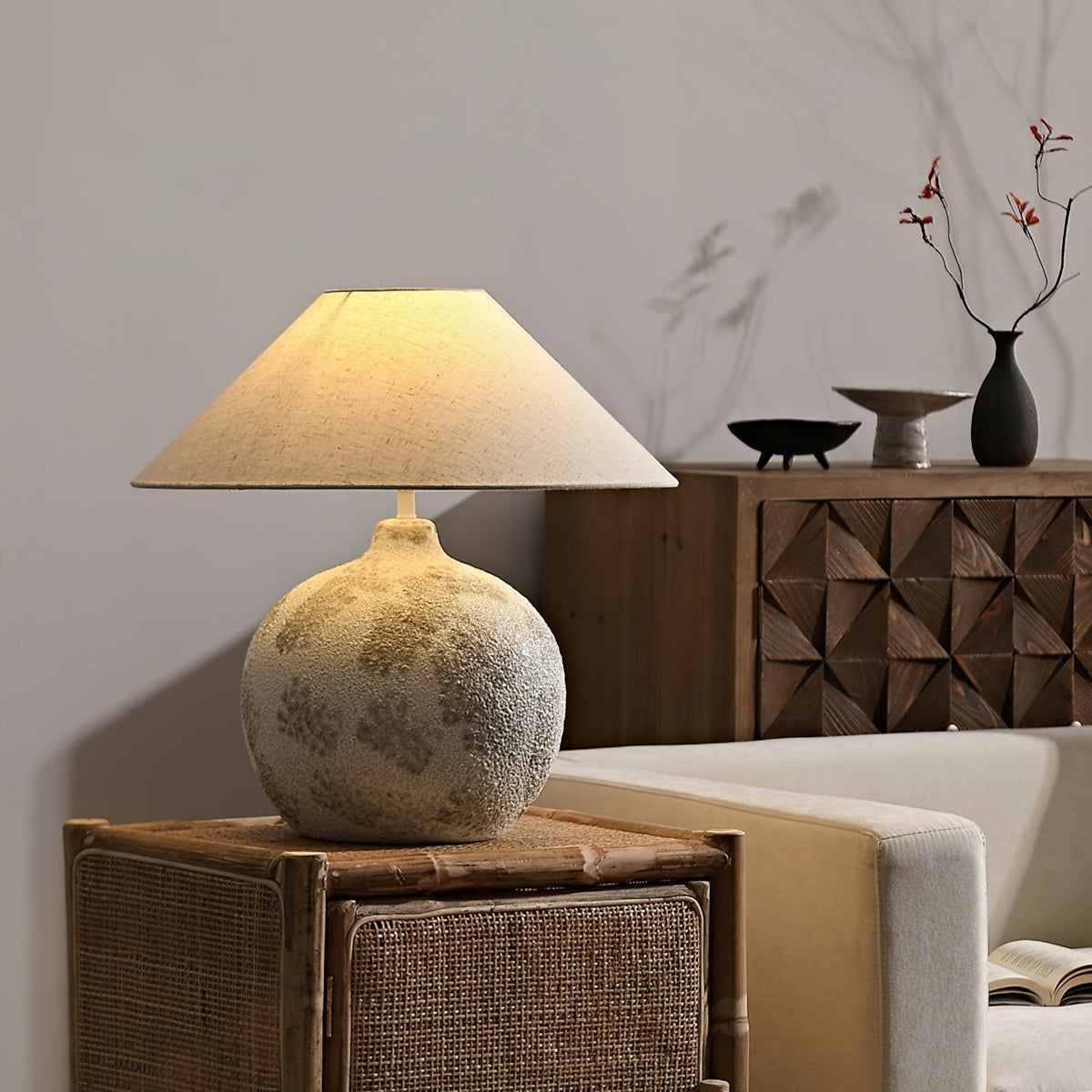 Riona lámpara de mesa de cerámica y tejido natural beige