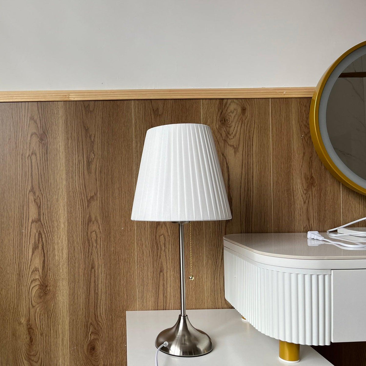 Simplicity lámpara de mesa con pantalla de tejido plisado