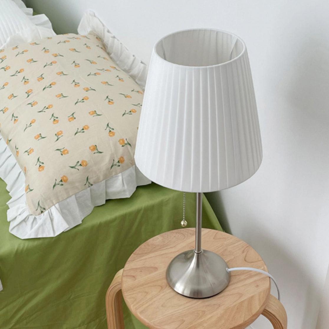 Simplicity lámpara de mesa con pantalla de tejido plisado