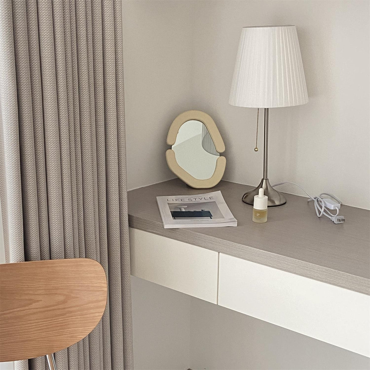 Simplicity lámpara de mesa con pantalla de tejido plisado