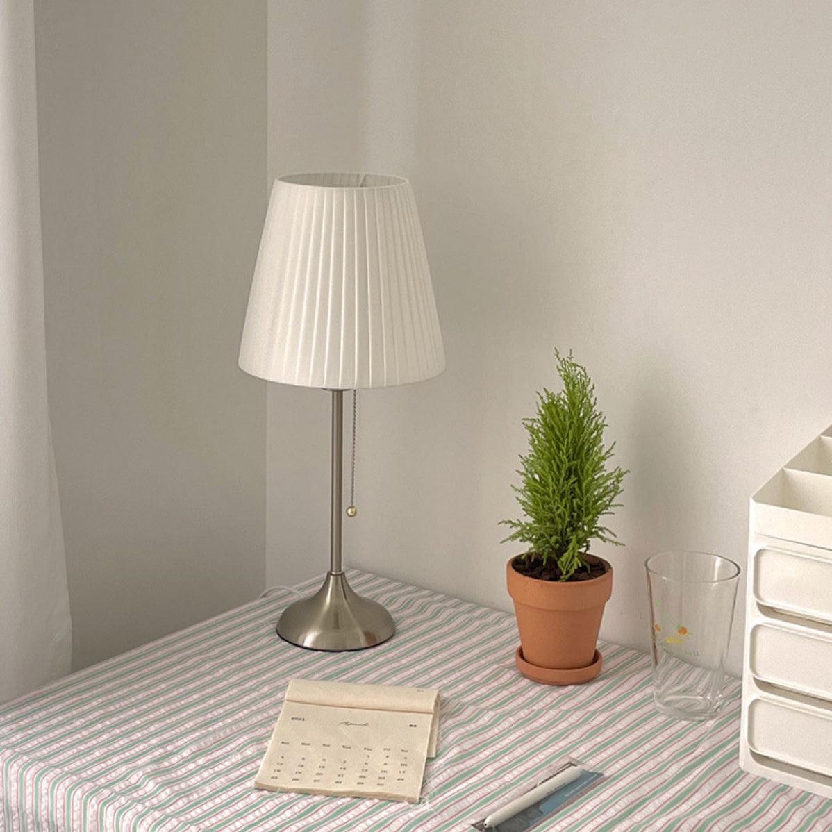 Simplicity lámpara de mesa con pantalla de tejido plisado