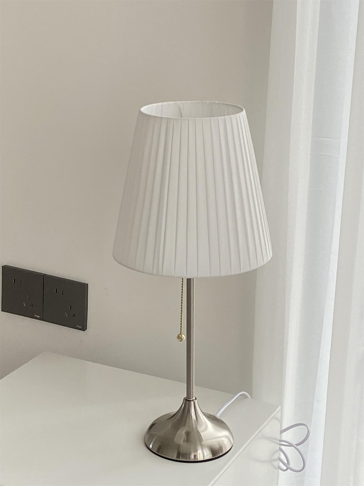 Simplicity lámpara de mesa con pantalla de tejido plisado