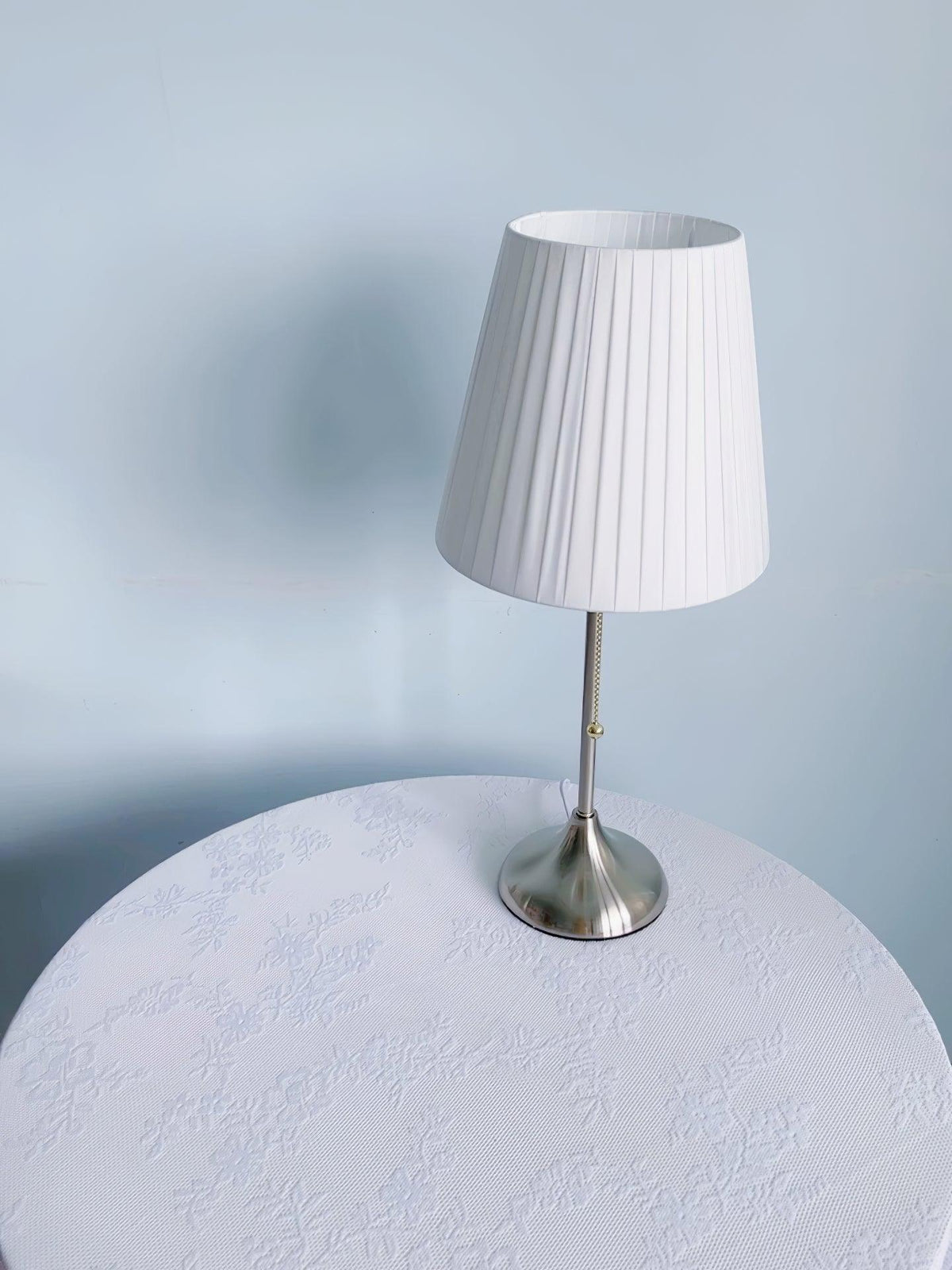 Simplicity lámpara de mesa con pantalla de tejido plisado