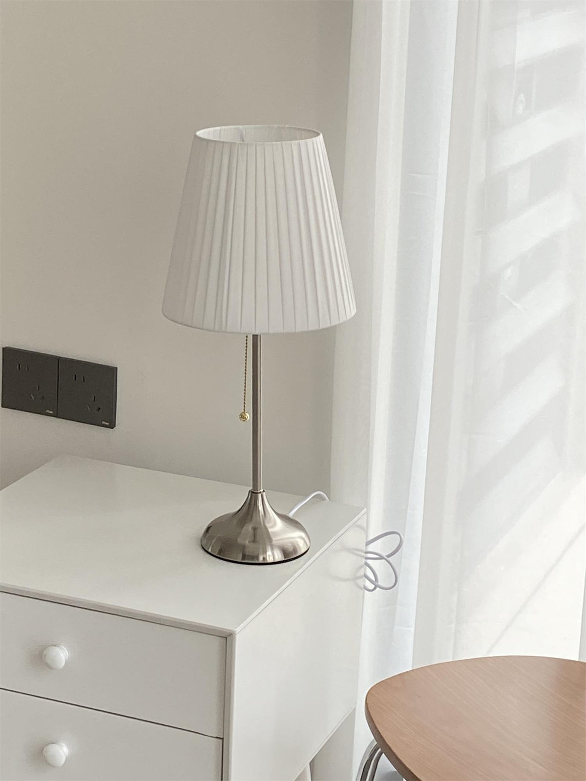 Simplicity lámpara de mesa con pantalla de tejido plisado