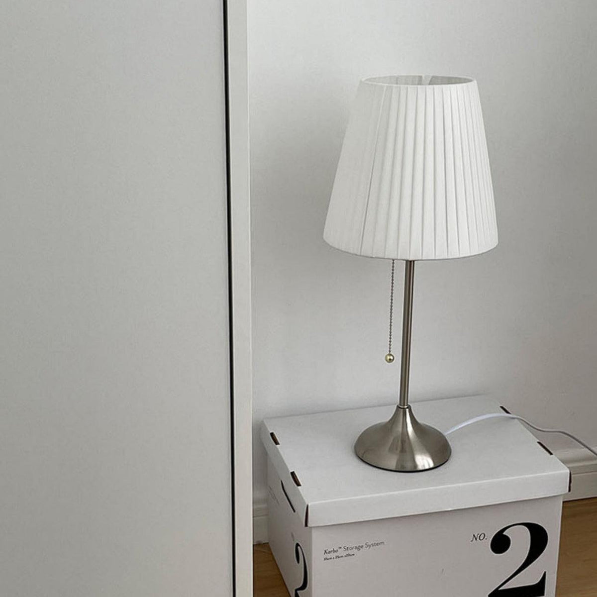Simplicity lámpara de mesa con pantalla de tejido plisado